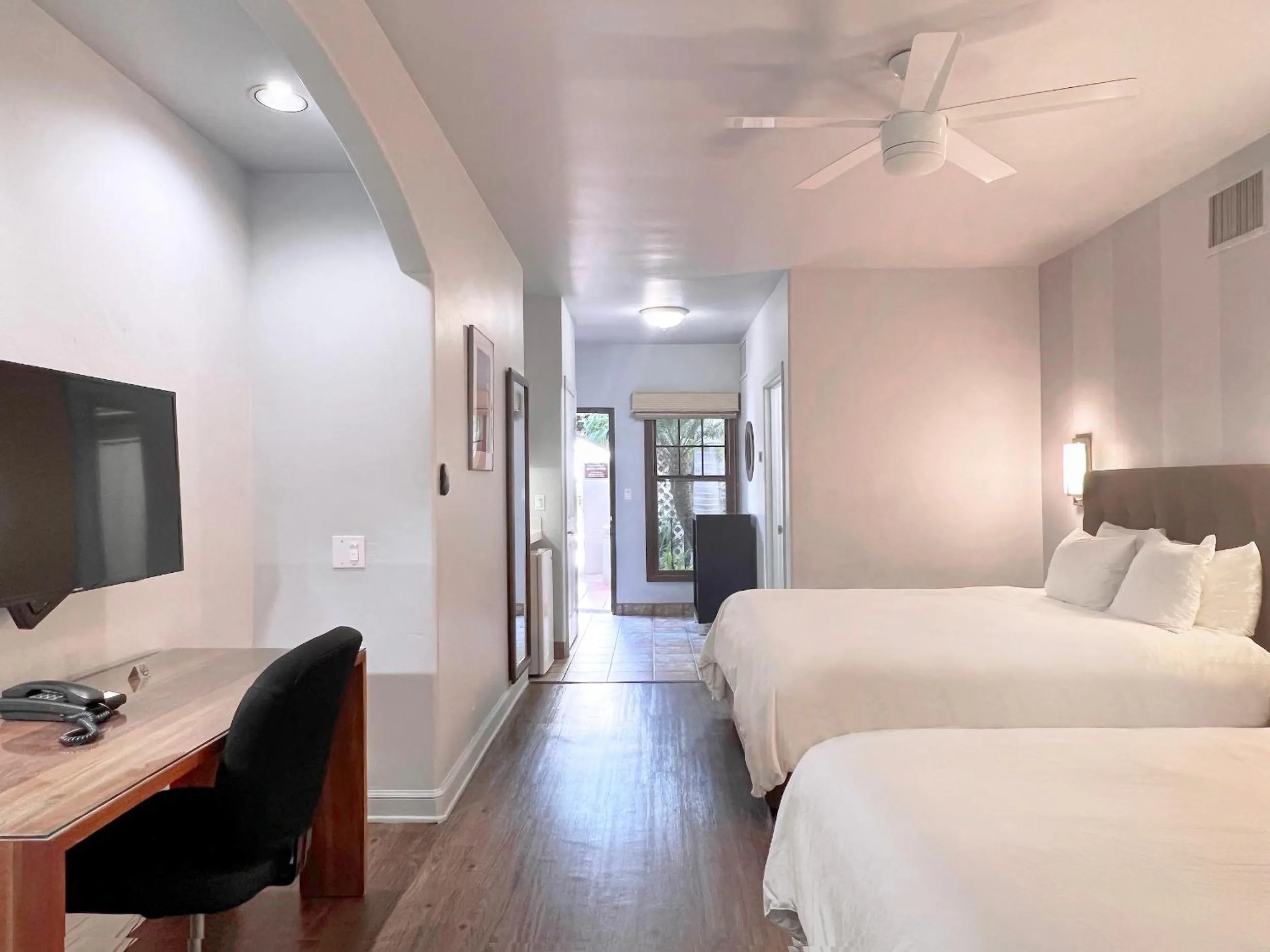 Photo of the whole room, Bed in Casa Del Mar Inn