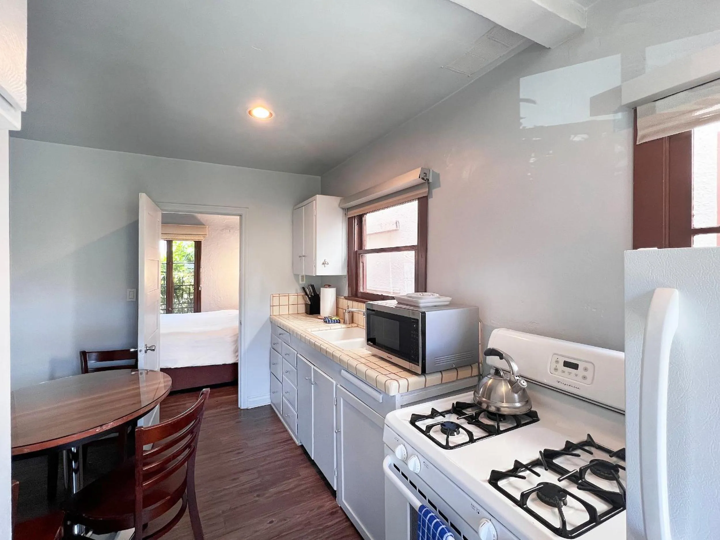 Kitchen or kitchenette in Casa Del Mar Inn