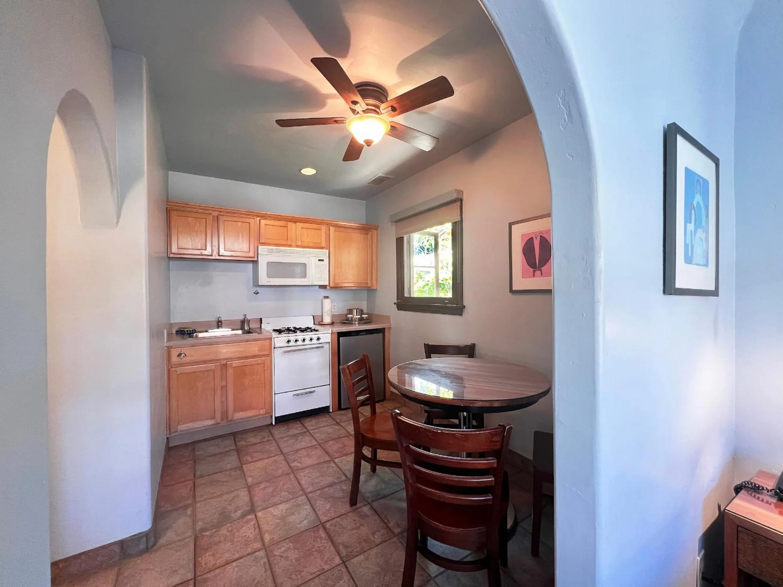Kitchen or kitchenette in Casa Del Mar Inn