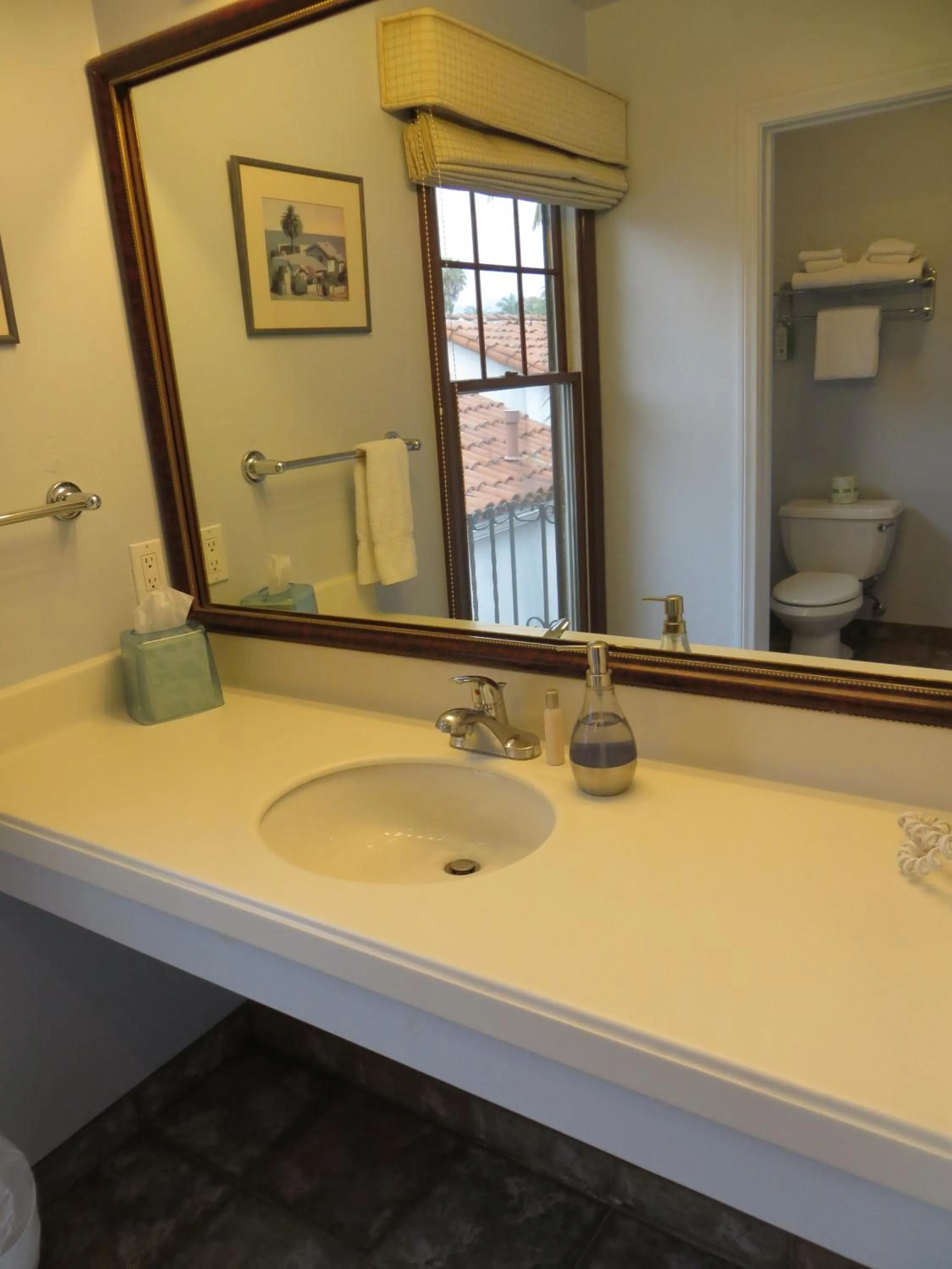 Bathroom in Casa Del Mar Inn