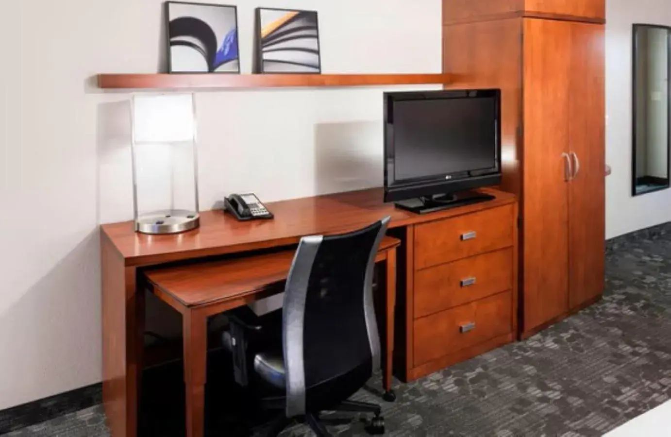 King Room with Sofa Bed and Adapted Tub - Mobility and Hearing Accessible in Courtyard Bristol King Room with Sofa Bed and Adapted Tub - Mobility and Hearing Accessible in Courtyard Bristol