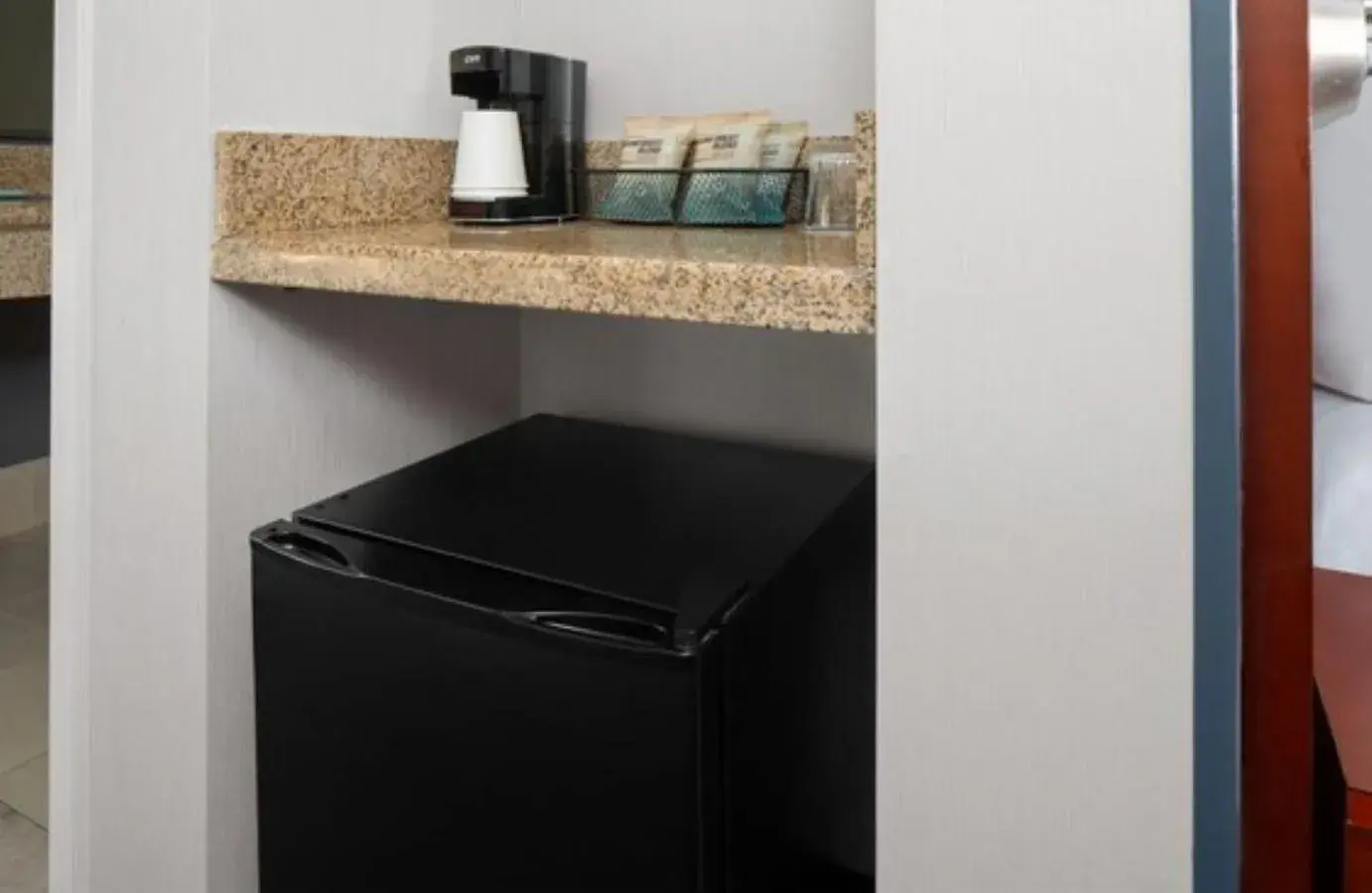 Queen Room with Two Queen Beds - Hearing Accessible in Courtyard Bristol Queen Room with Two Queen Beds - Hearing Accessible in Courtyard Bristol