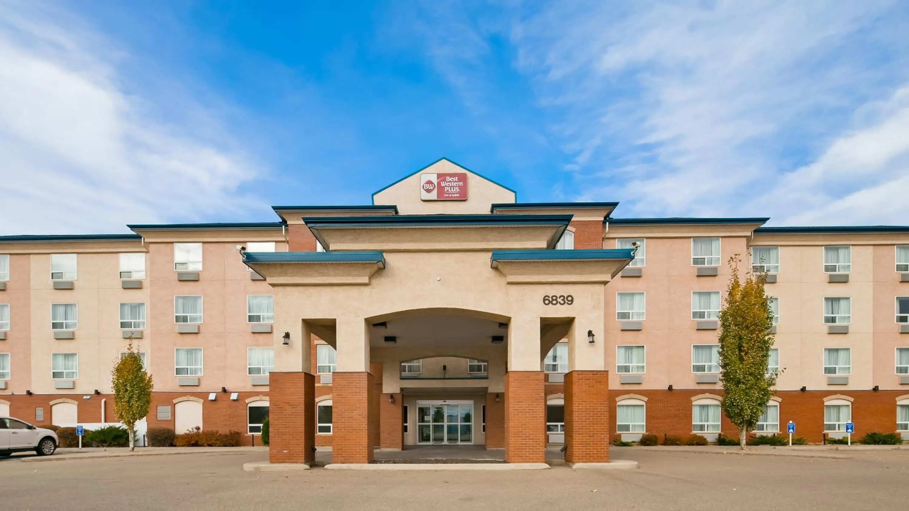 Property building in Best Western Plus Red Deer Inn & Suite