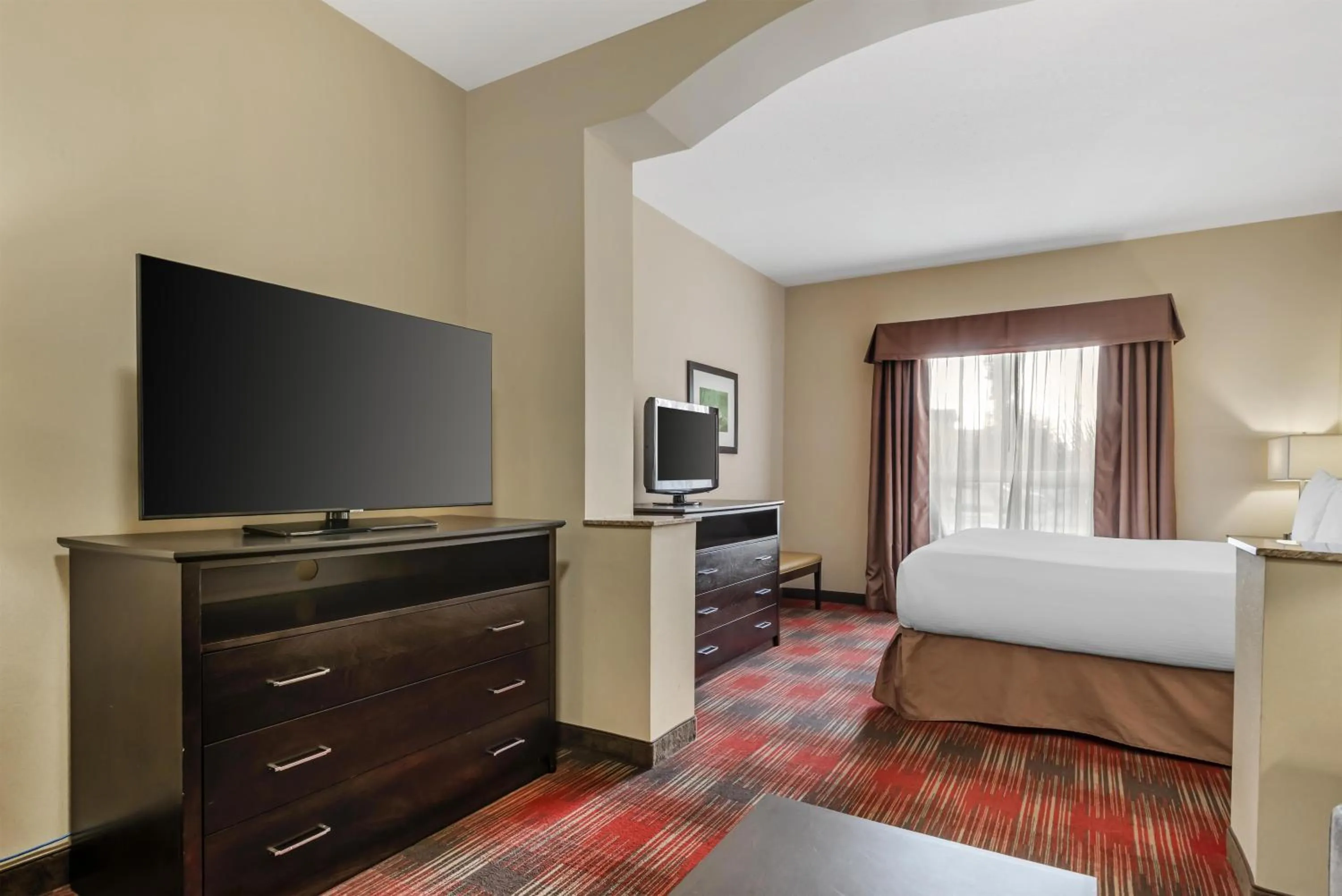 Bedroom, Bed in Best Western Plus Red Deer Inn & Suite