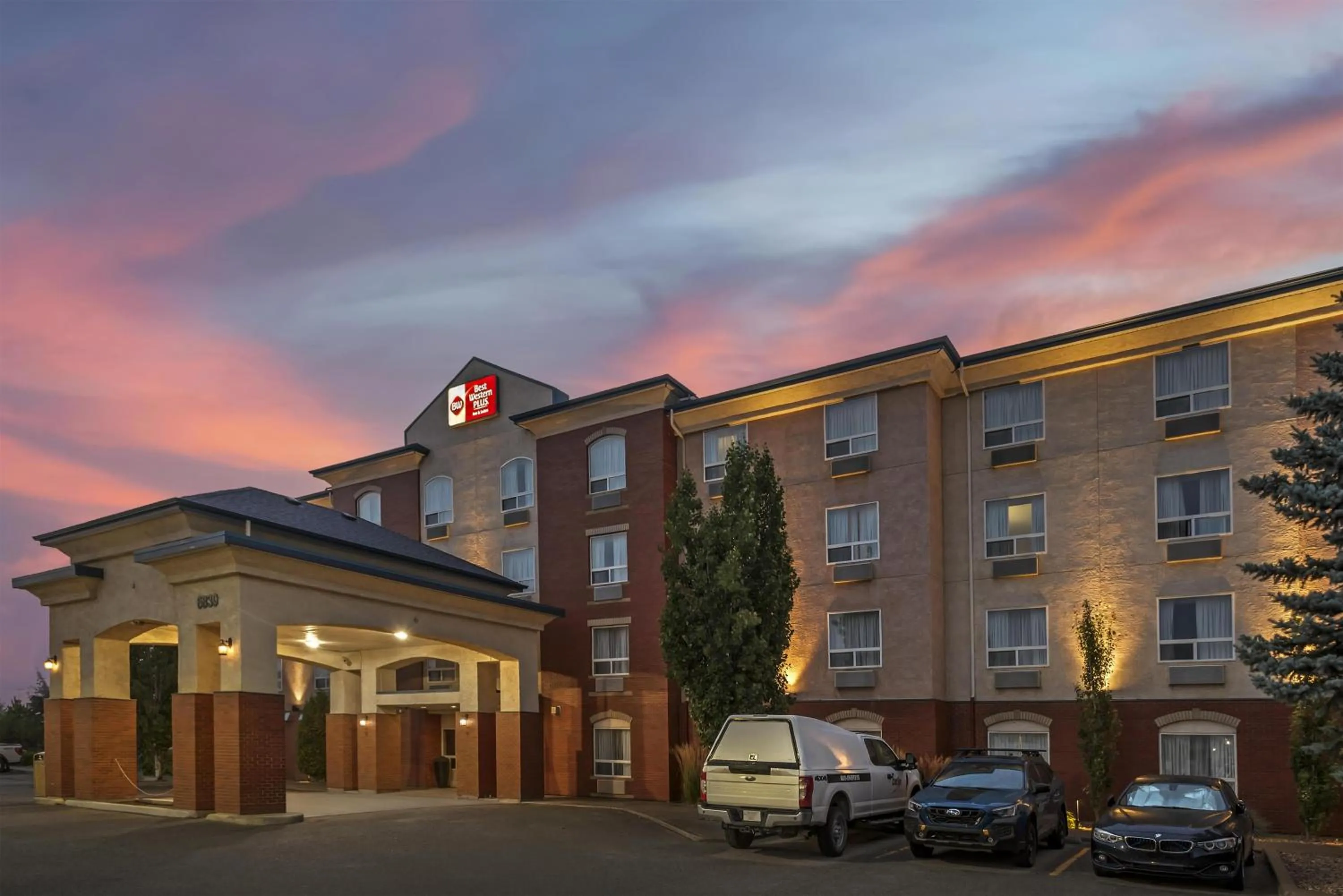 Property building in Best Western Plus Red Deer Inn & Suite