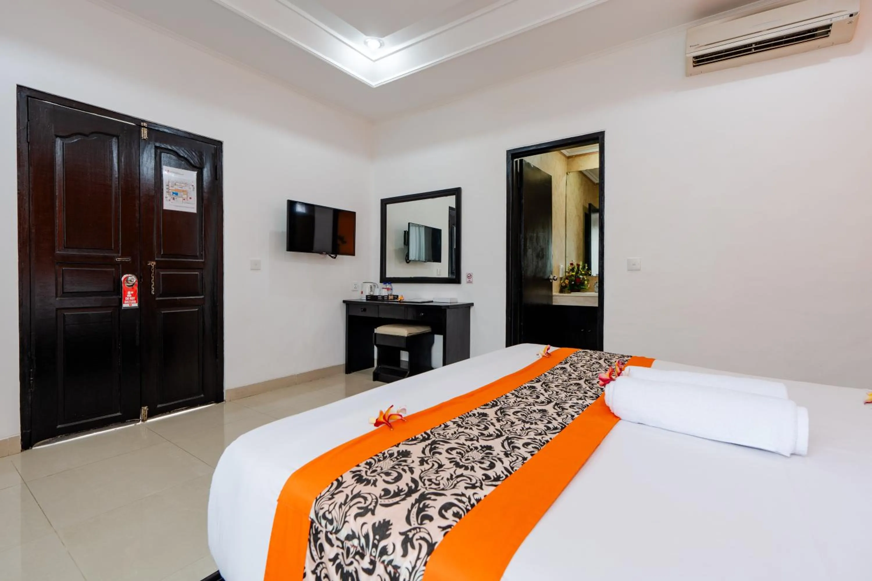 Bedroom, Bed in Dewi Sri Hotel