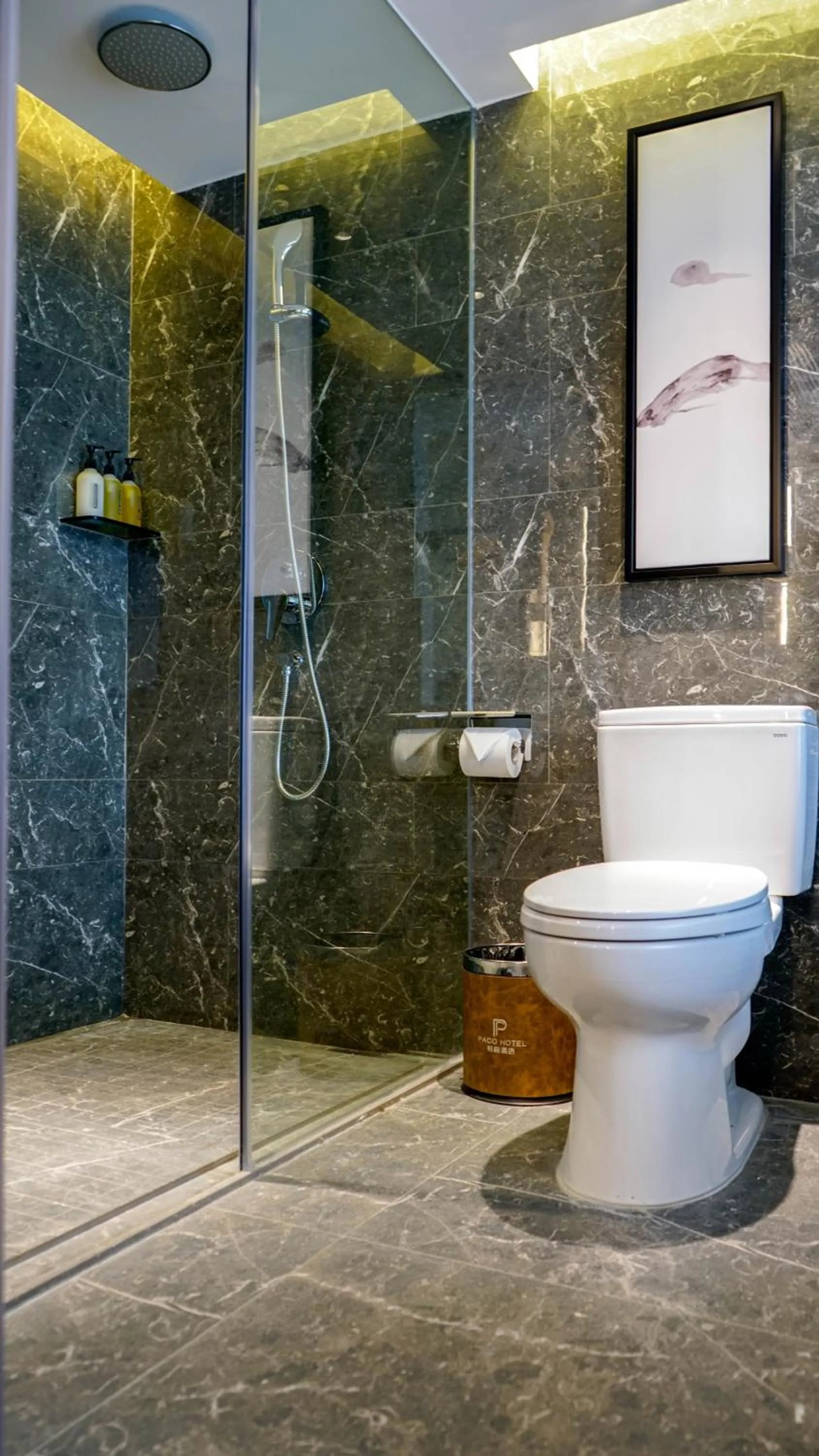 Toilet in Paco Hotel Guangzhou Jiangtai Road Metro Branch