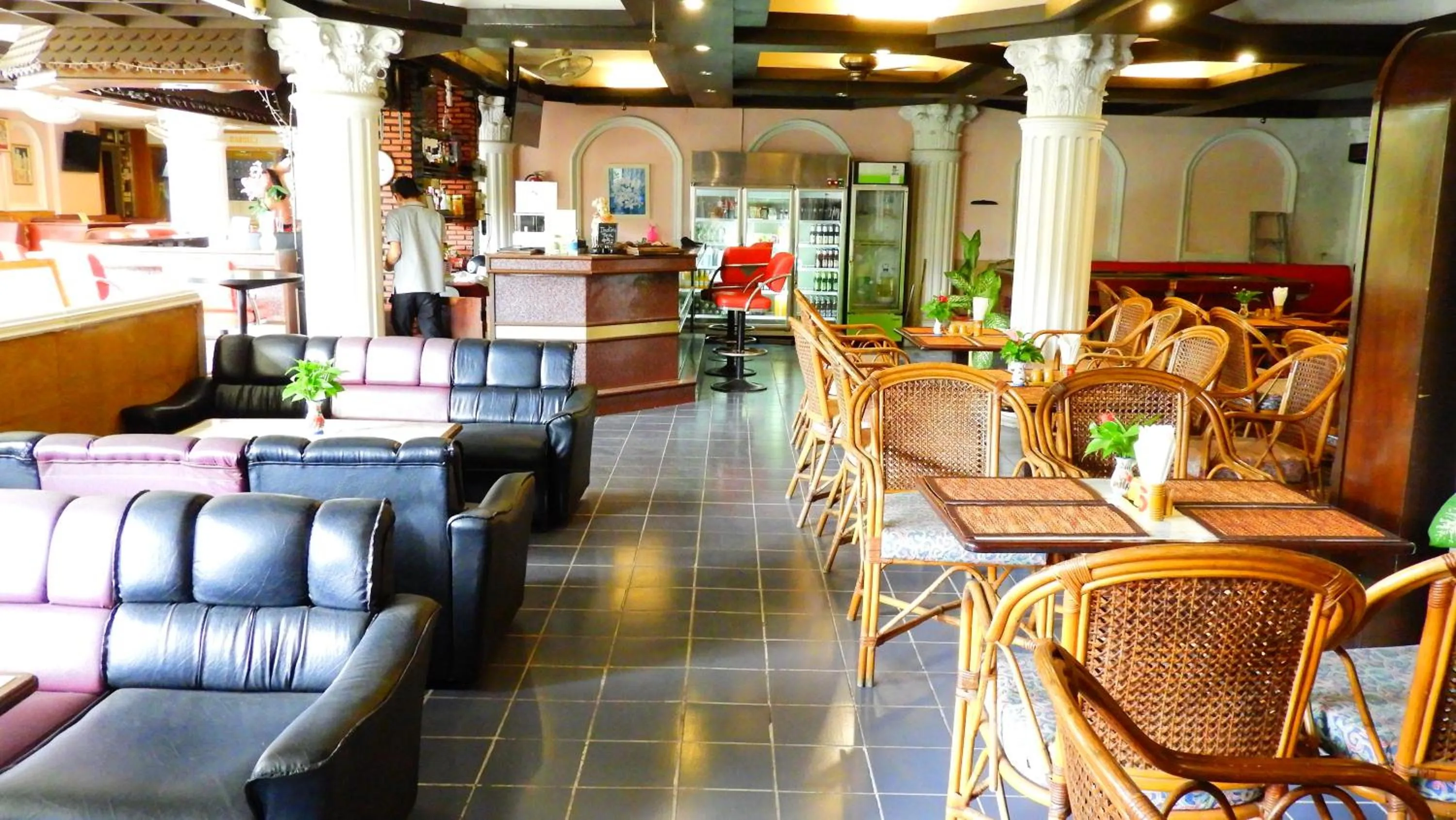 Restaurant/places to eat in Hotel Romeo Palace Pattaya