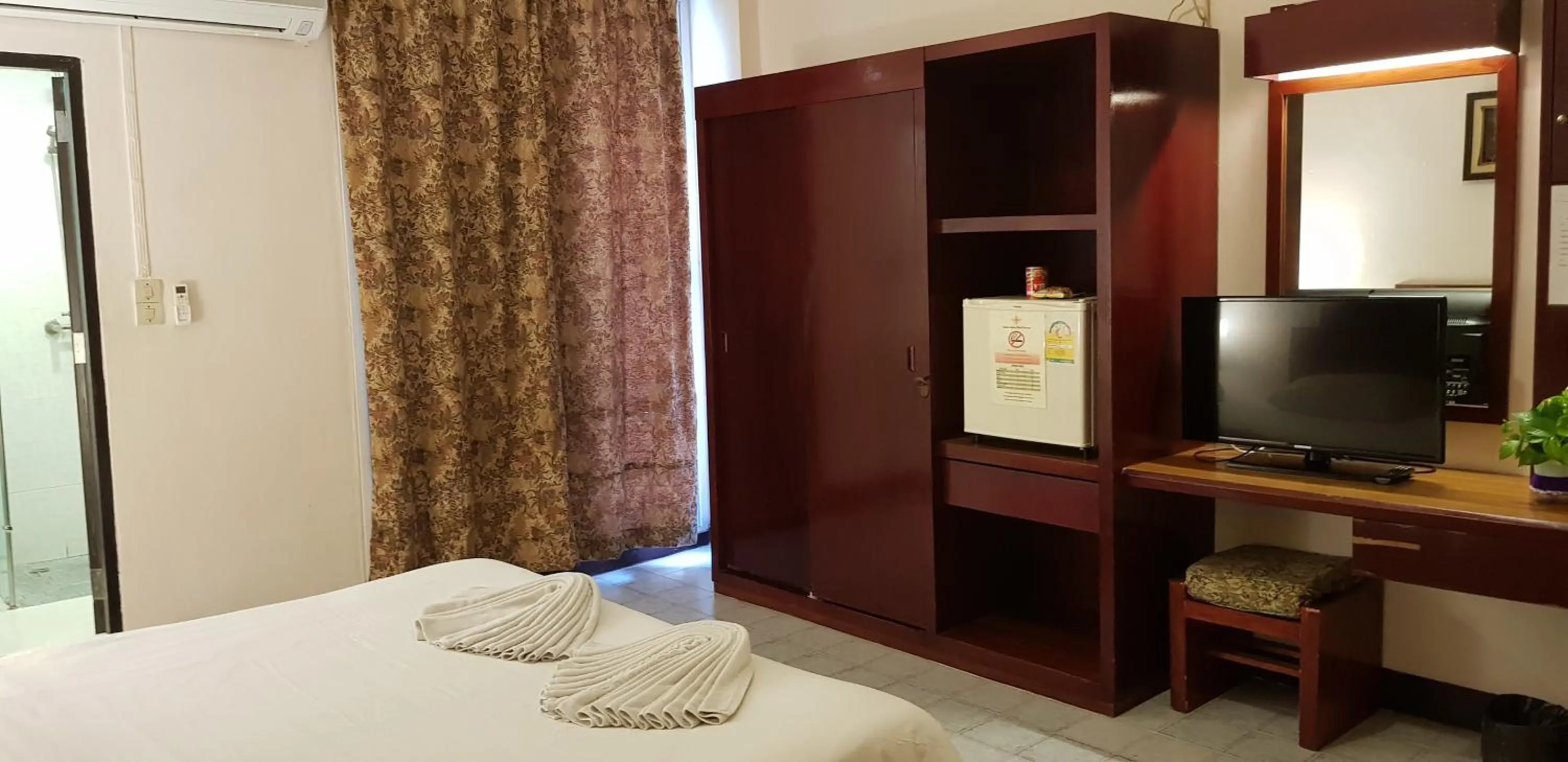 Bed in Hotel Romeo Palace Pattaya