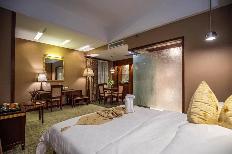 Bed in Kunming Golden Spring Hotel