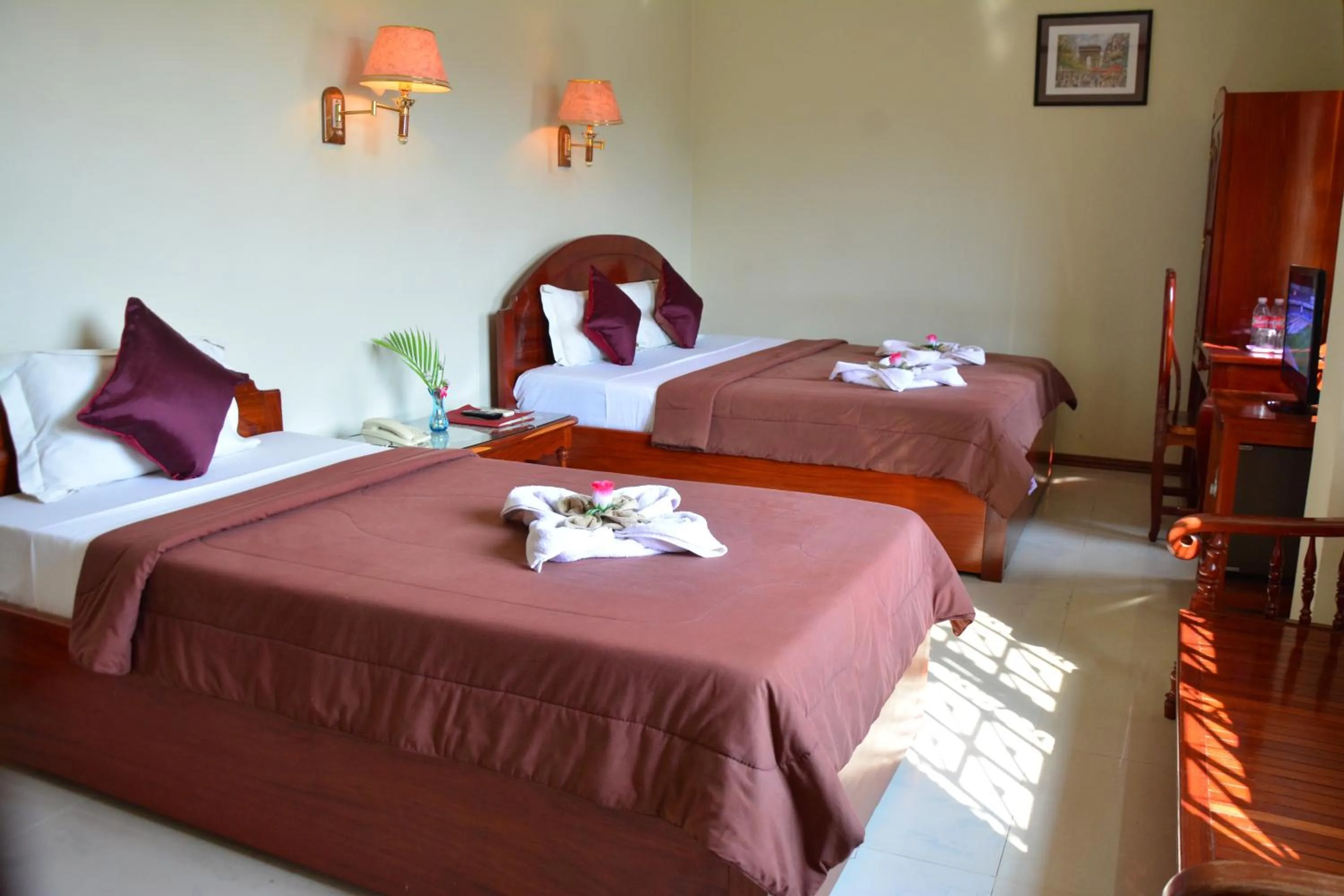 Shower, Bed in Mom's Guesthouse