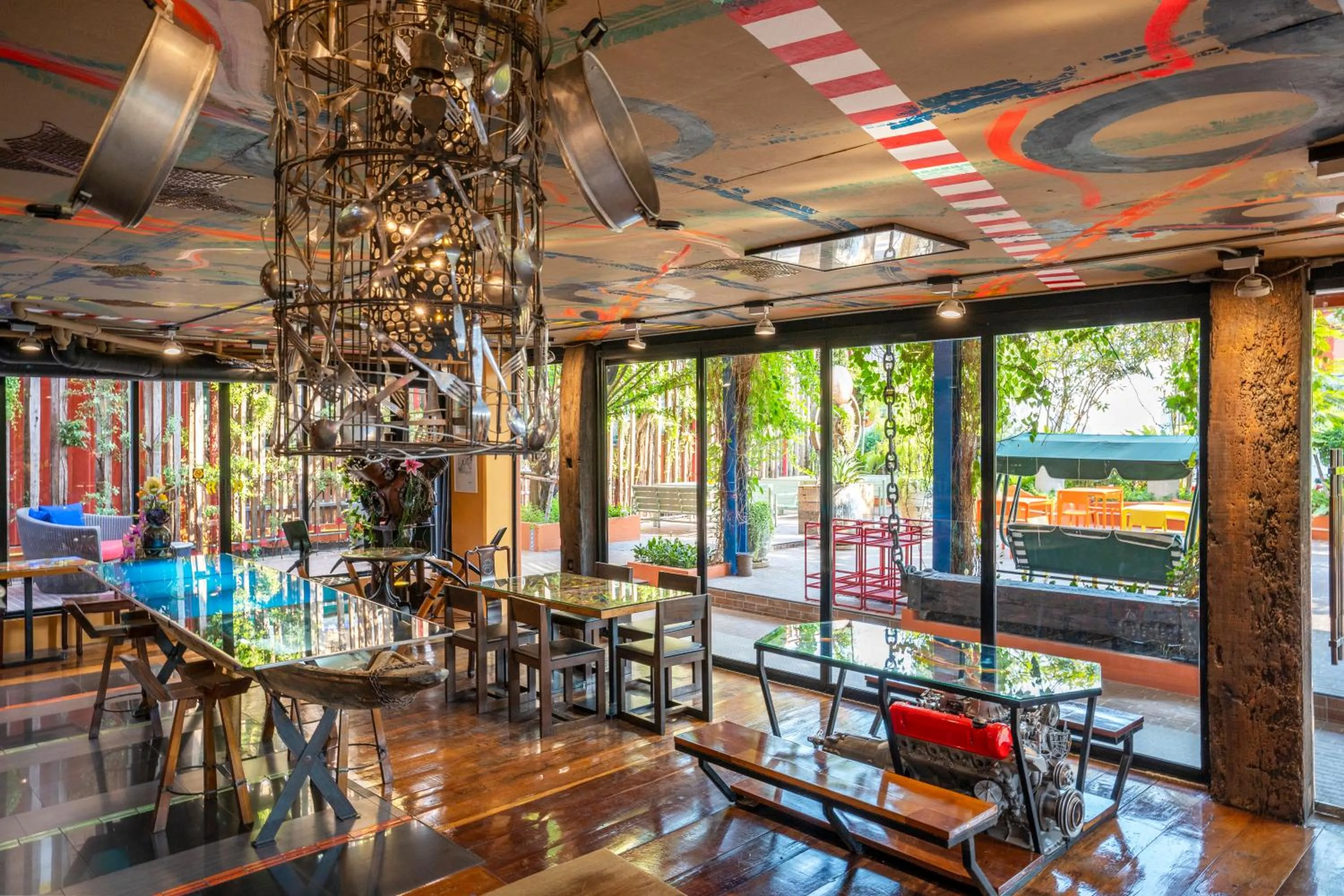 Restaurant/places to eat in MeStyle Place Hotel