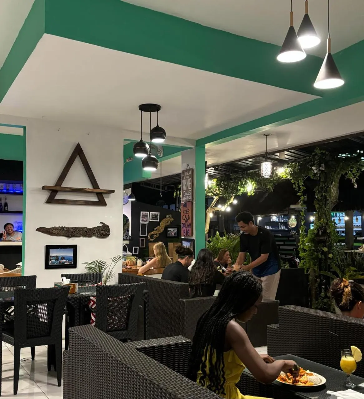 Restaurant/places to eat in Singabu Bungalows