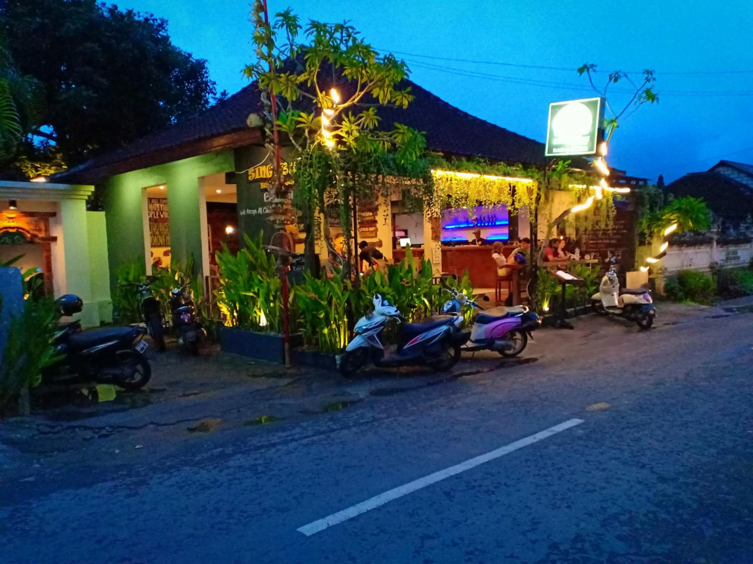 Restaurant/places to eat in Singabu Bungalows