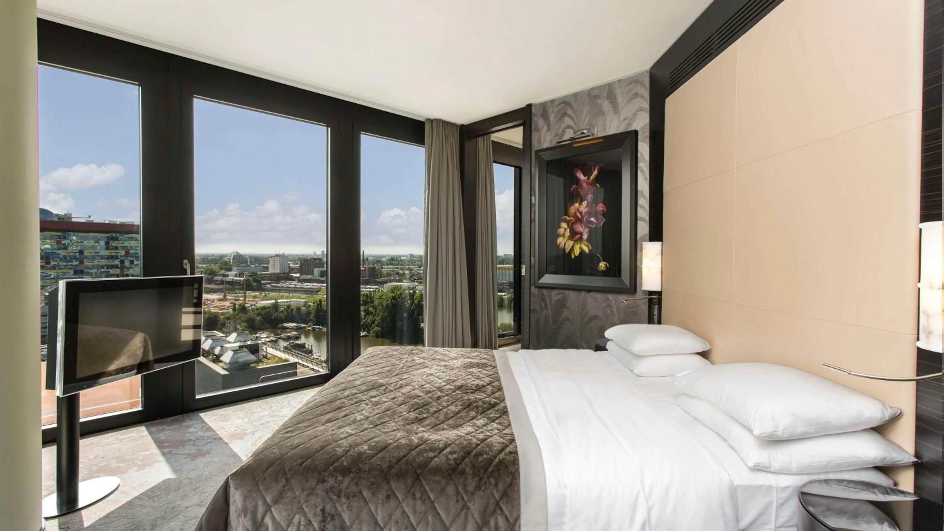 Photo of the whole room, Bed in Hyatt Regency Dusseldorf