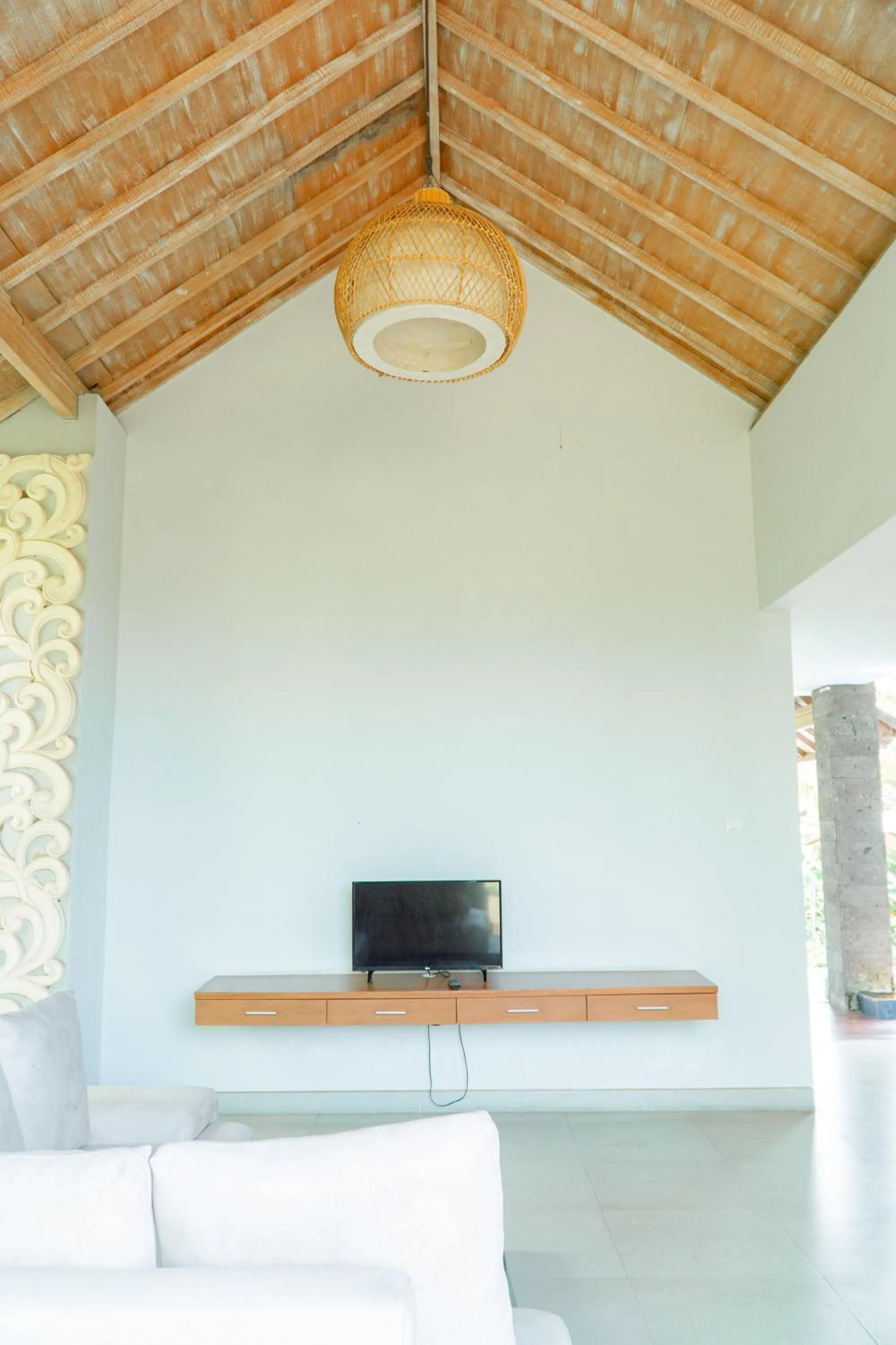 Communal lounge/ TV room in Umadhatu Resort by Amerta
