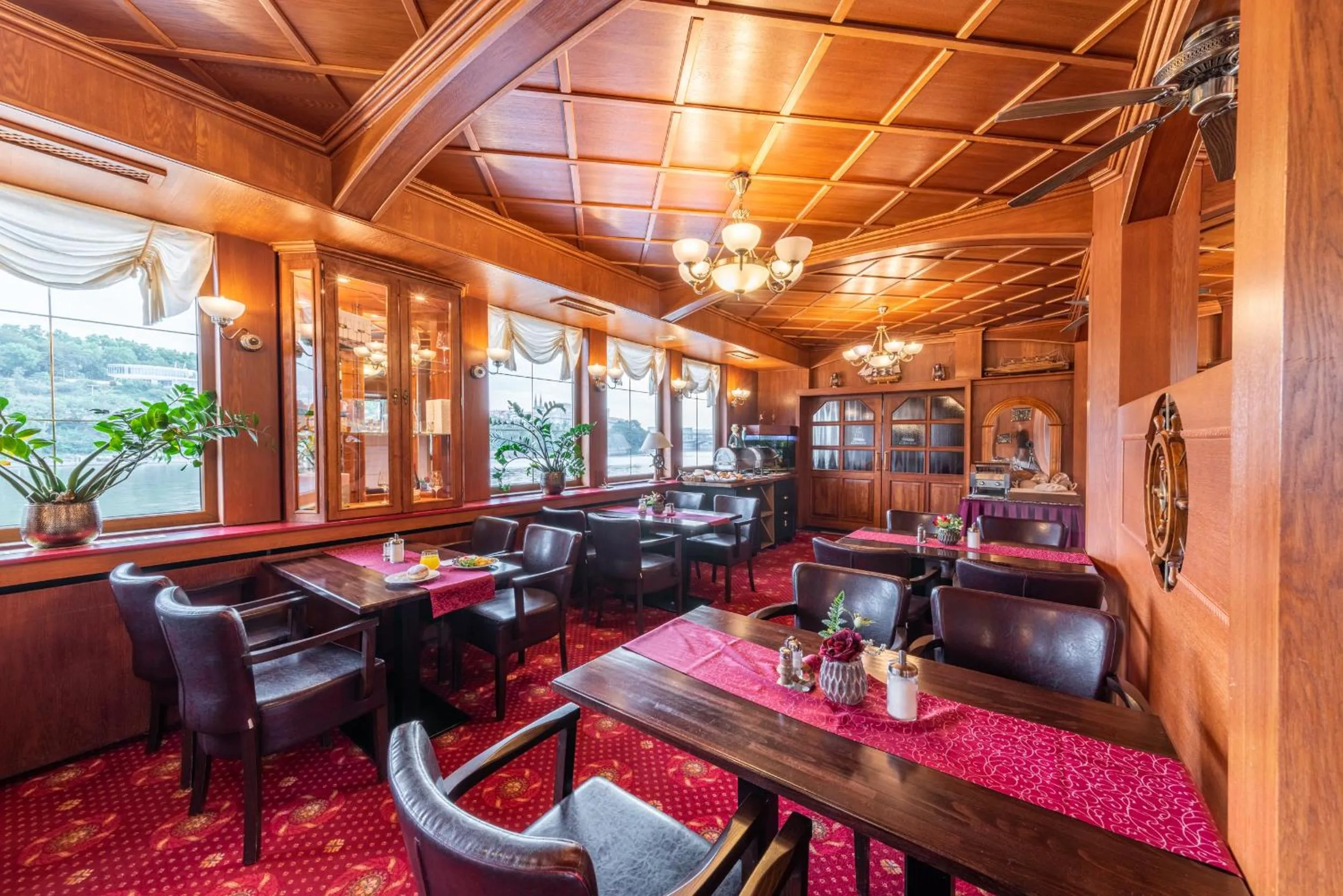 Restaurant/places to eat in Botel Albatros