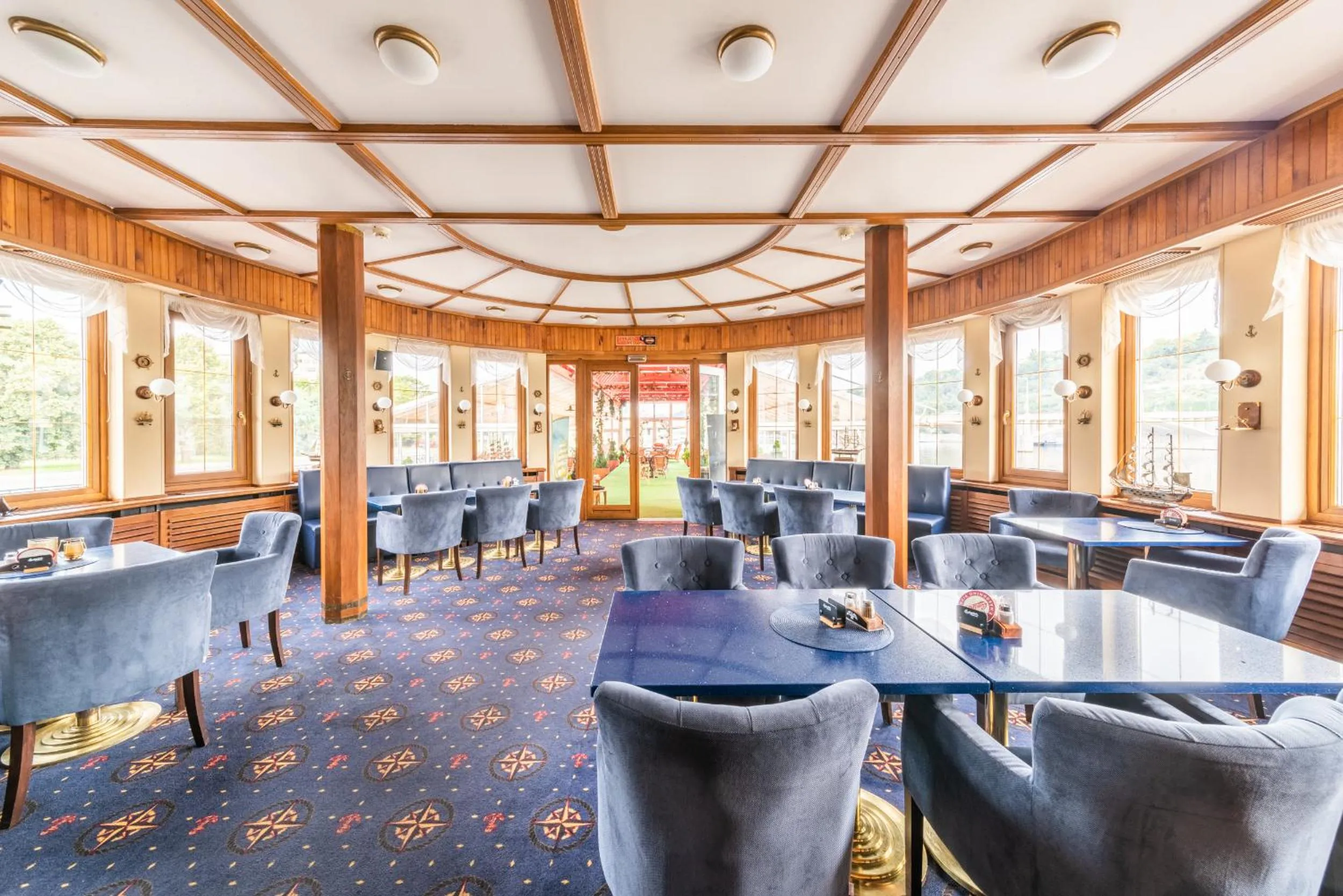 Restaurant/places to eat in Botel Albatros