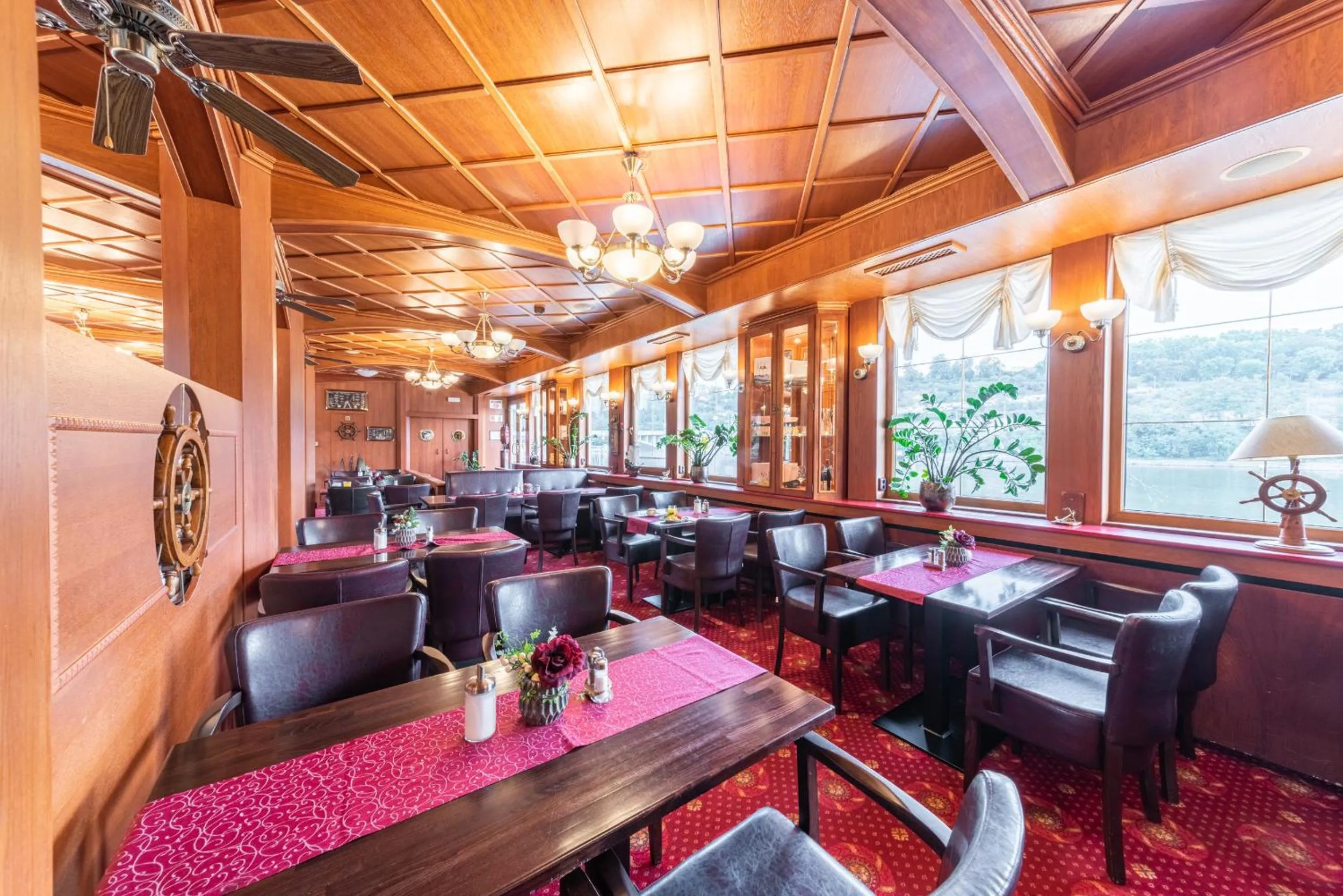 Restaurant/places to eat in Botel Albatros