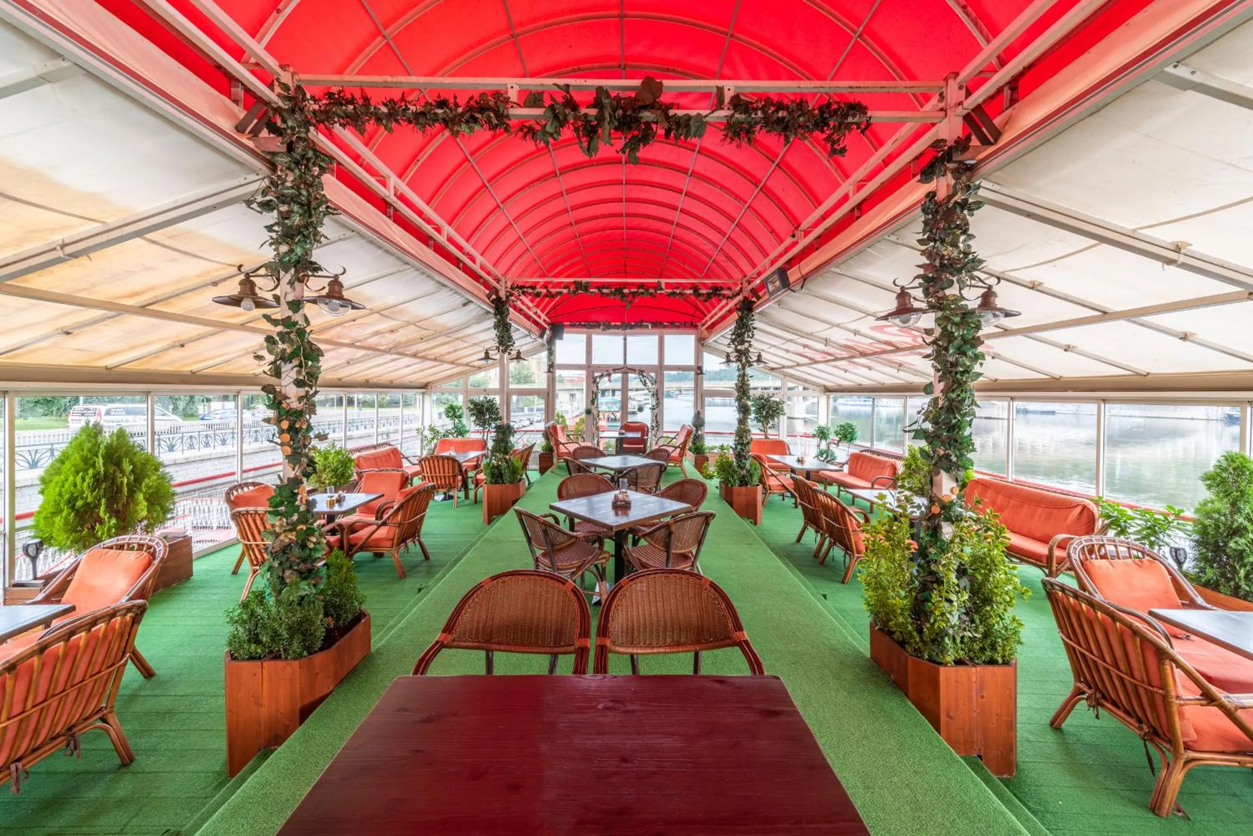 Restaurant/places to eat in Botel Albatros