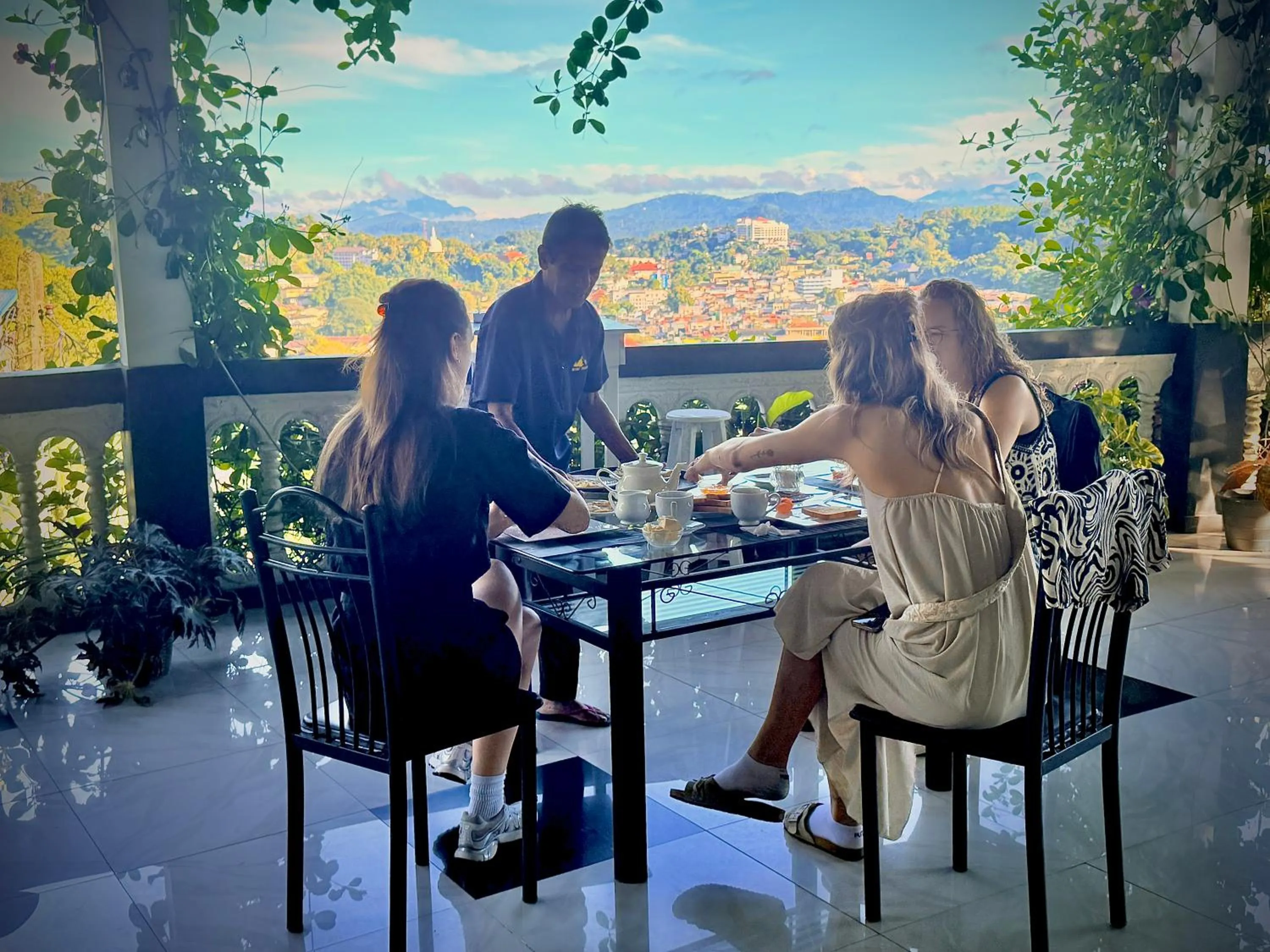 Restaurant/places to eat in Mount Palace