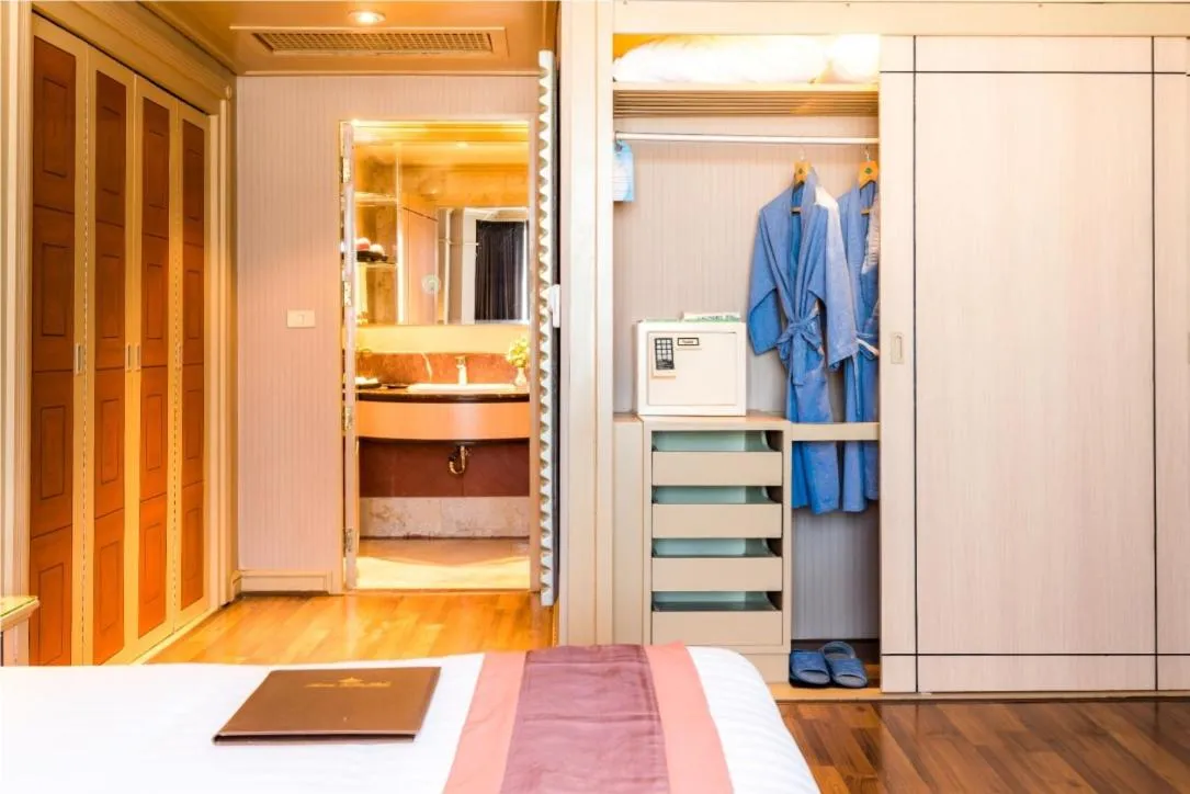 Bathroom, Bed in The Maruay Garden Hotel