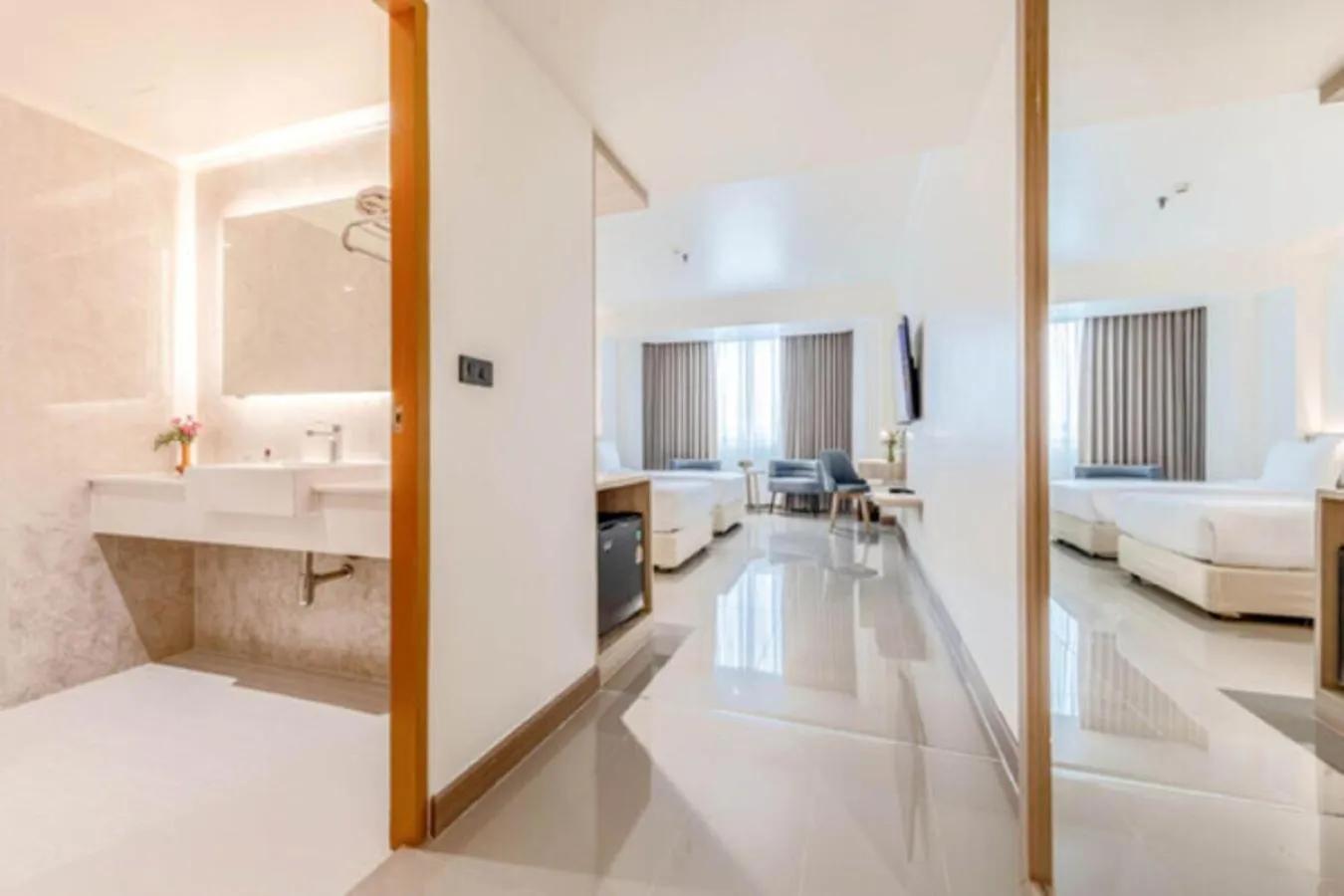 Bathroom, Bed in The Maruay Garden Hotel