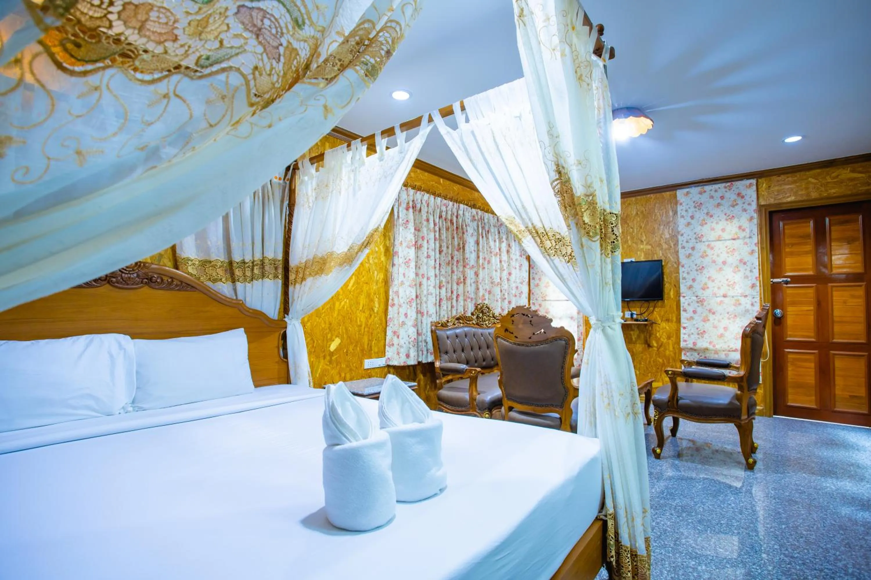 Bed in Chatsuree Boutique Resort