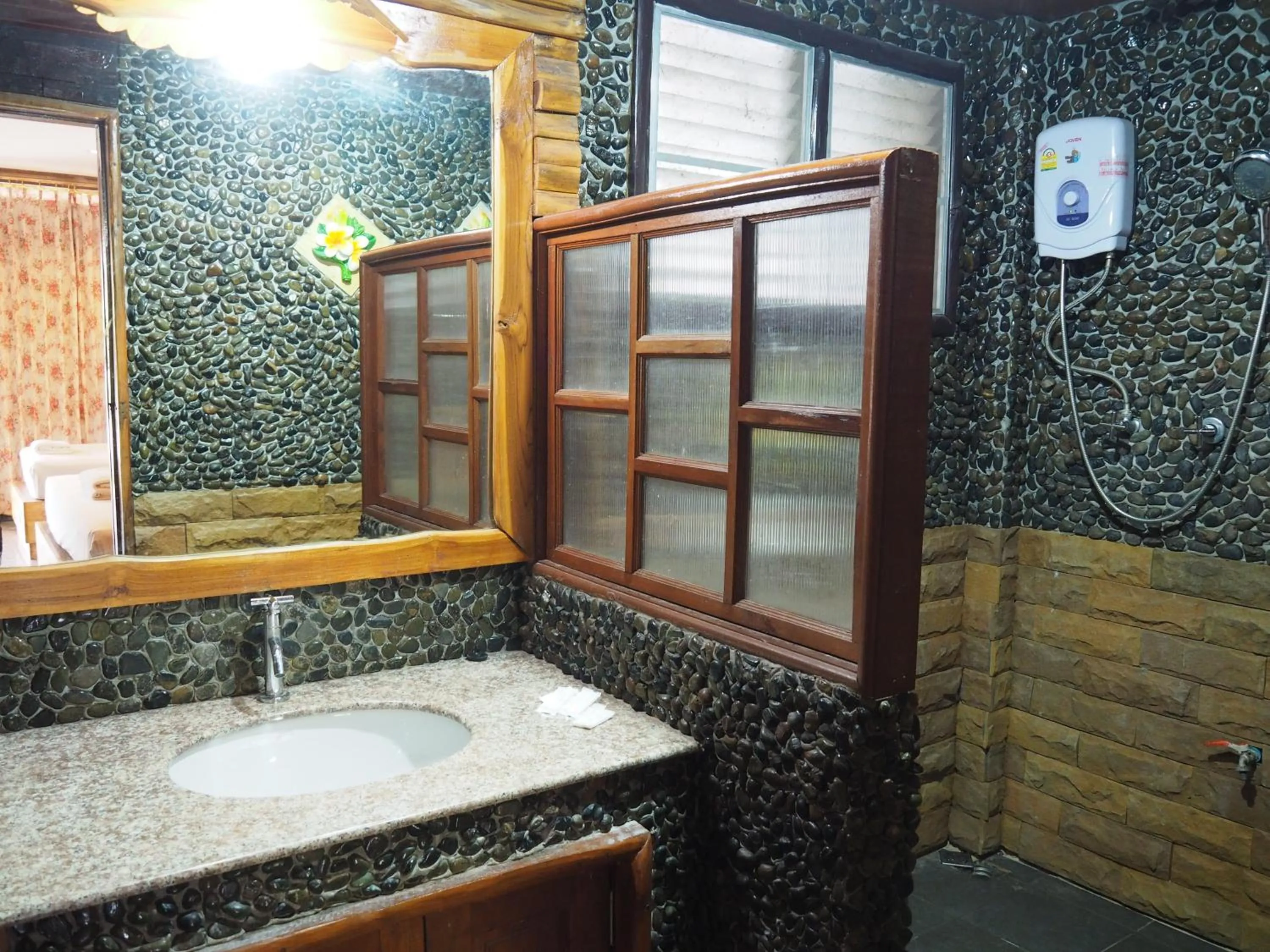 Shower in Chatsuree Boutique Resort
