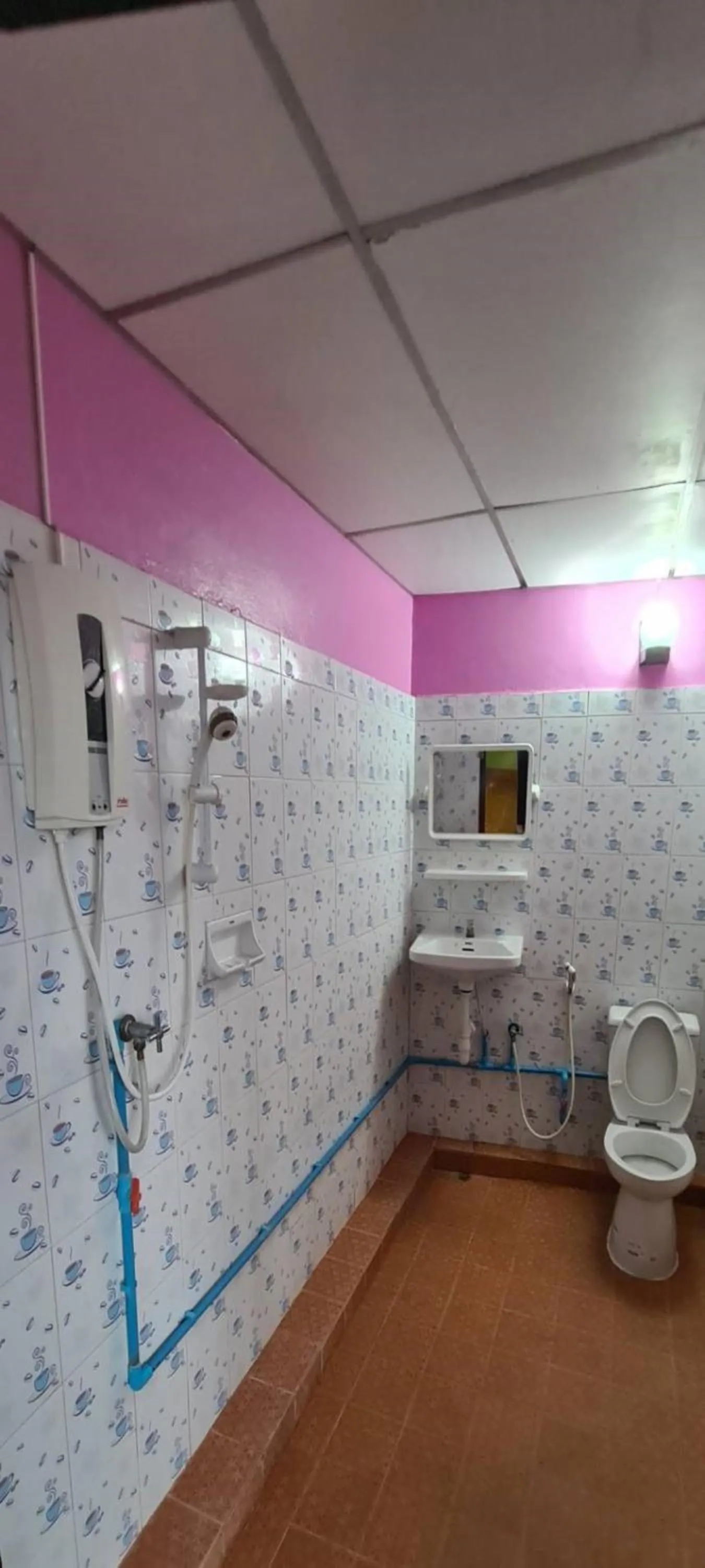 Shower in Royal Land Mae Klong Hotel