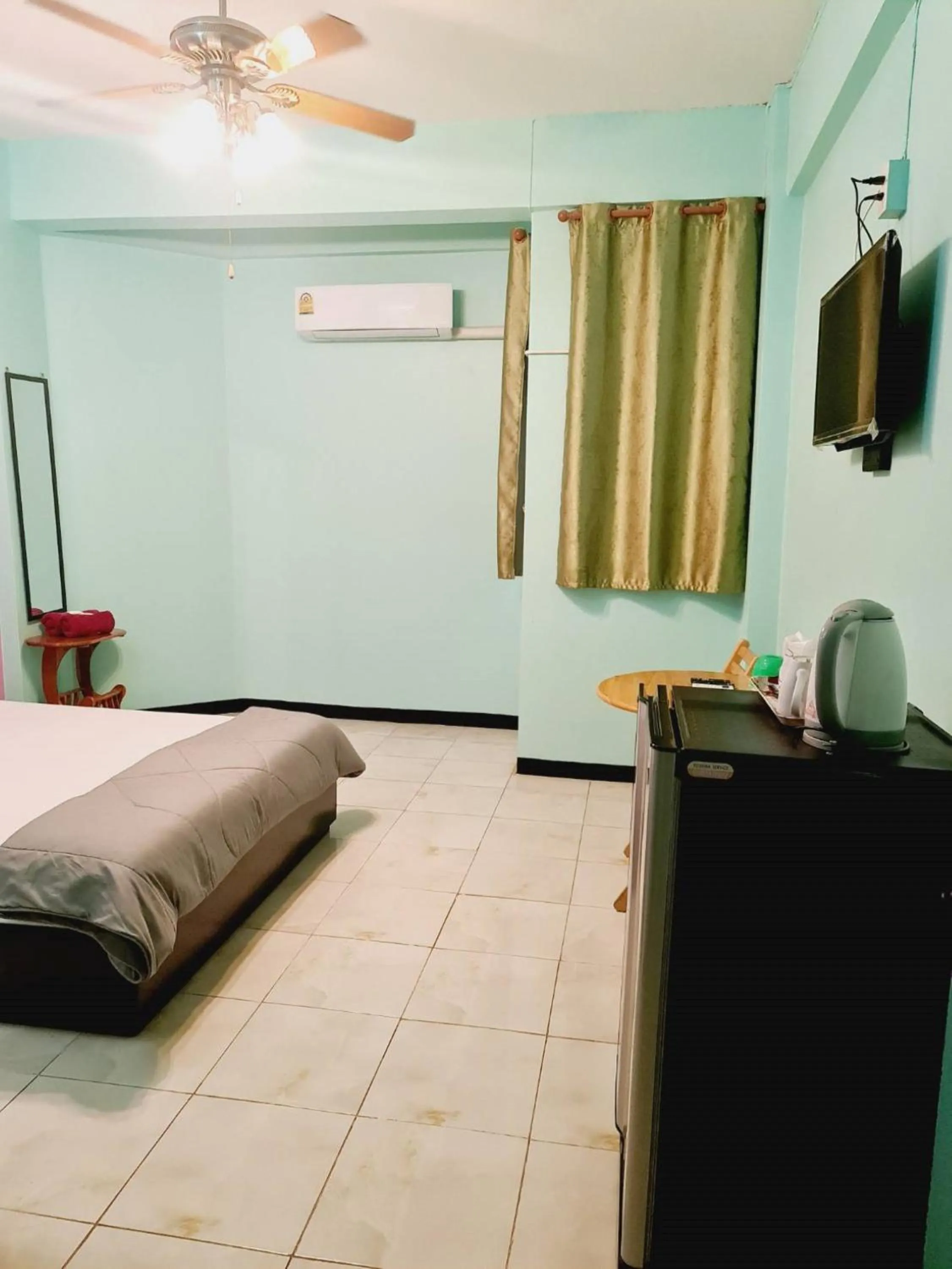 TV and multimedia, Bed in Royal Land Mae Klong Hotel