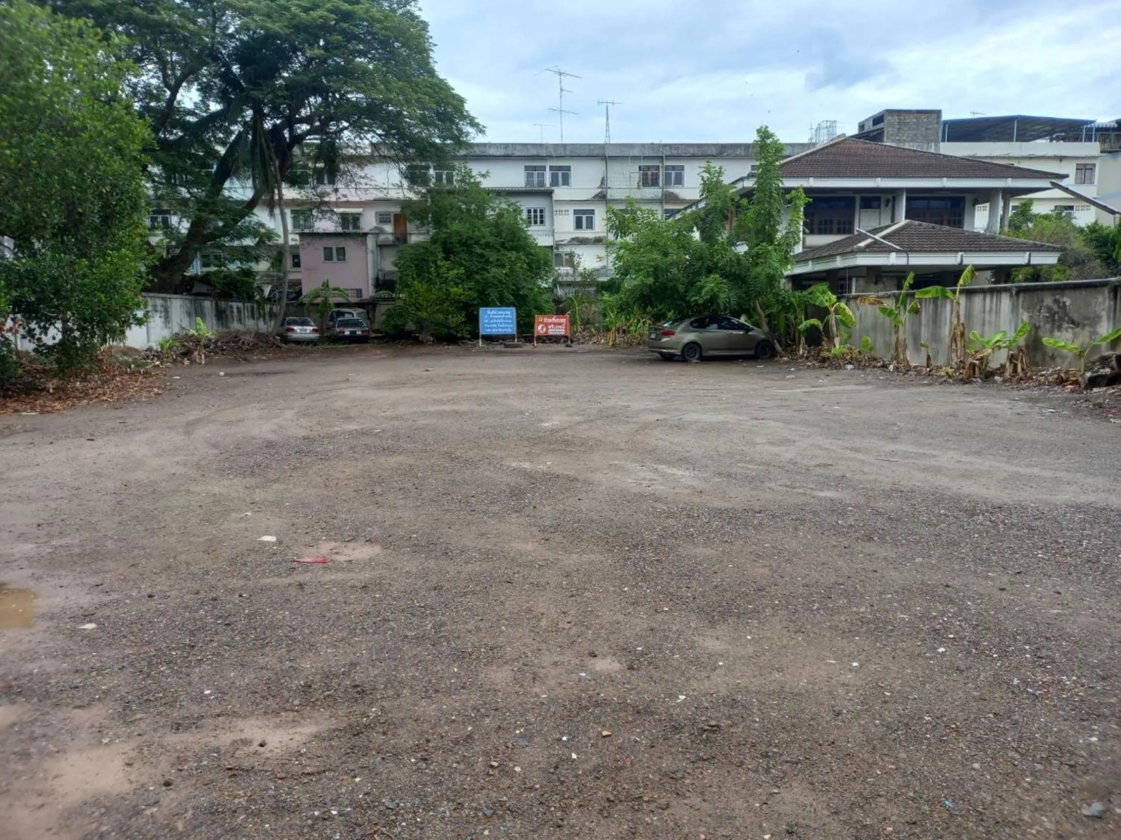 Parking in Royal Land Mae Klong Hotel