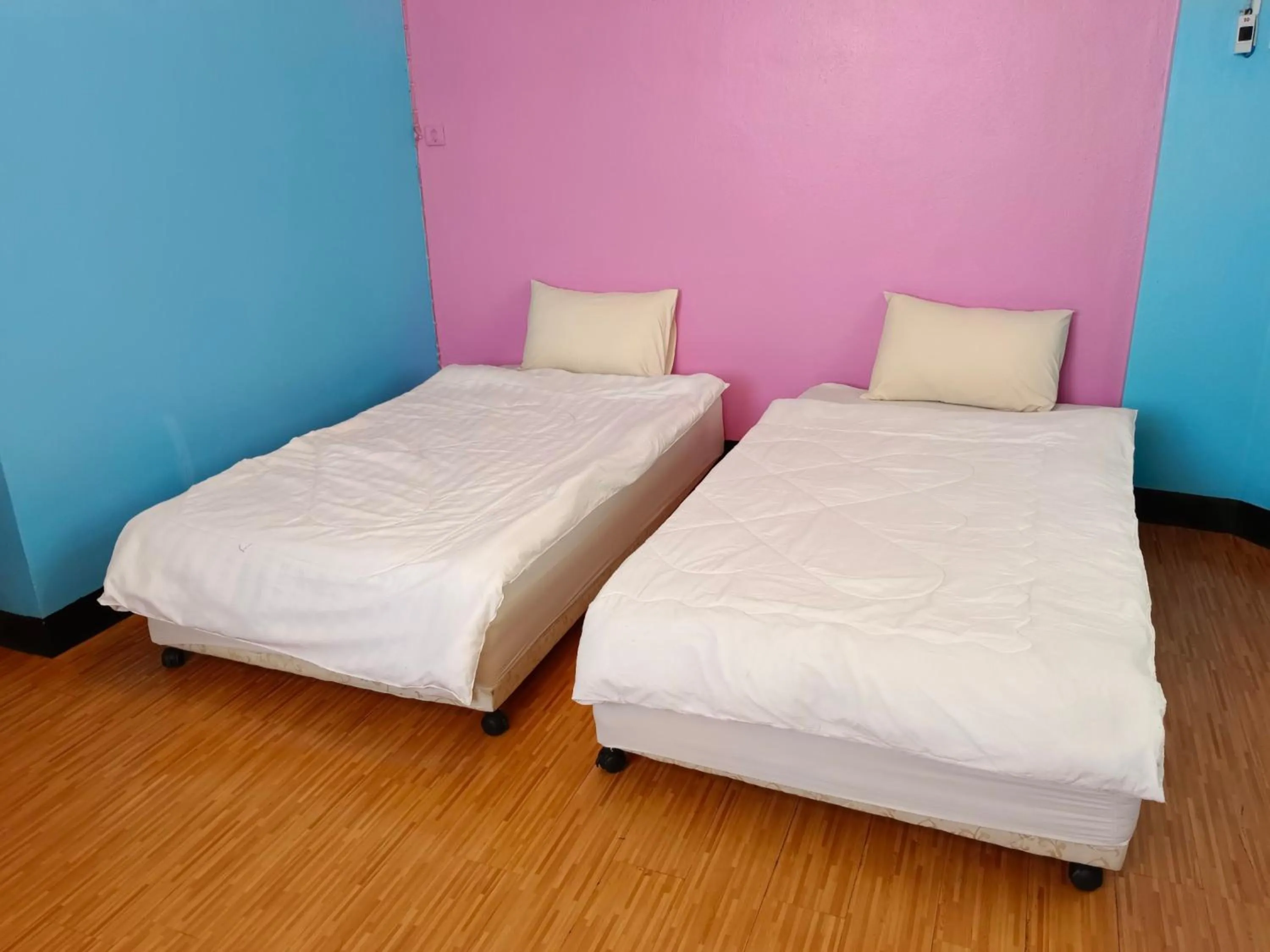 Bed in Royal Land Mae Klong Hotel