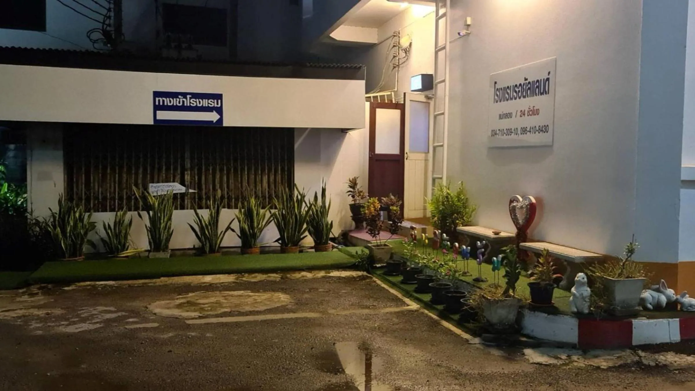 Property building in Royal Land Mae Klong Hotel