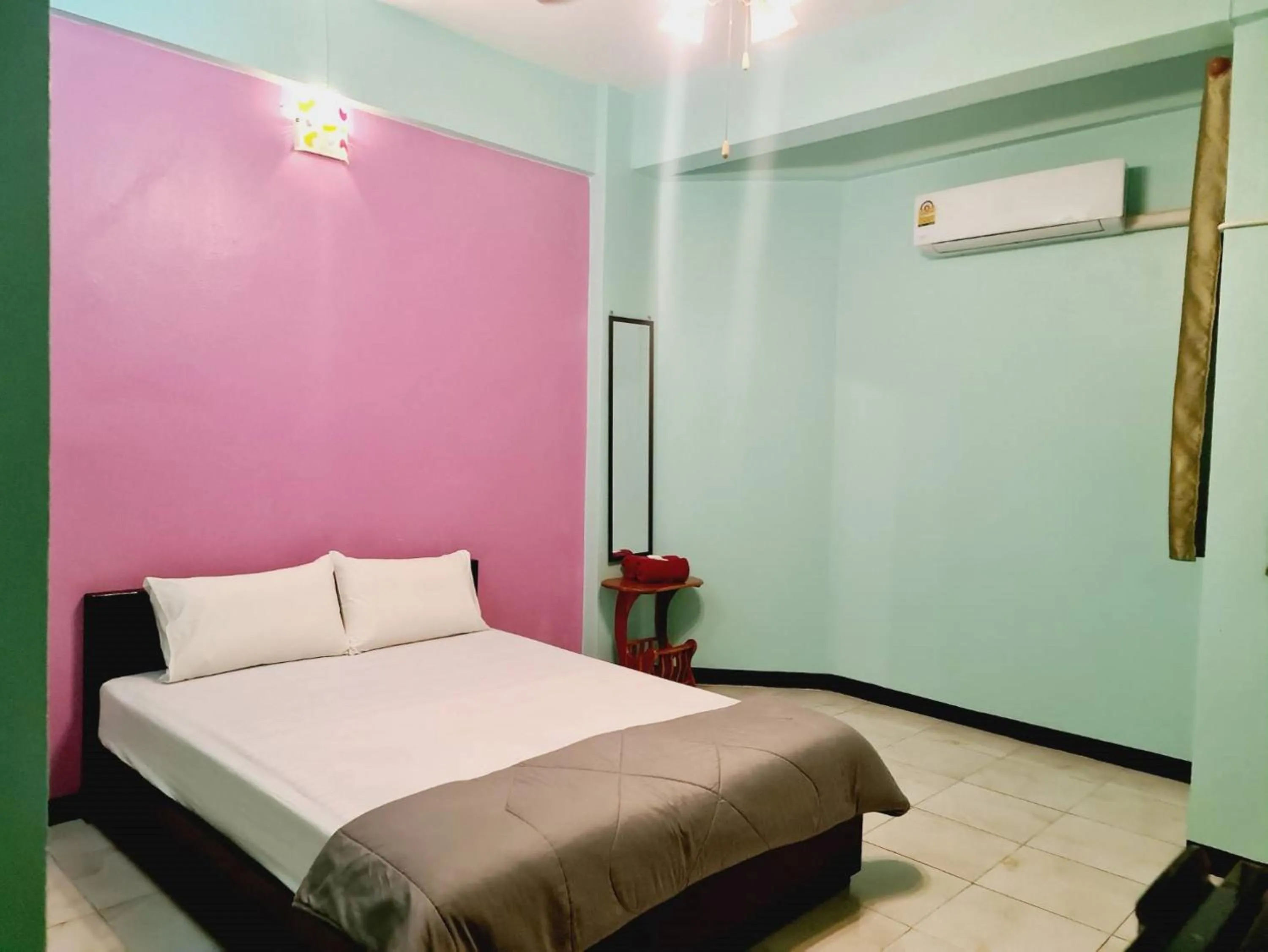 Bed in Royal Land Mae Klong Hotel