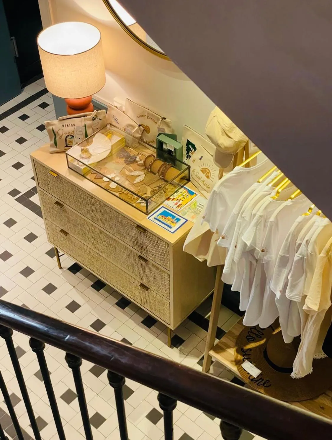 On-site shops in Hôtel De Londres