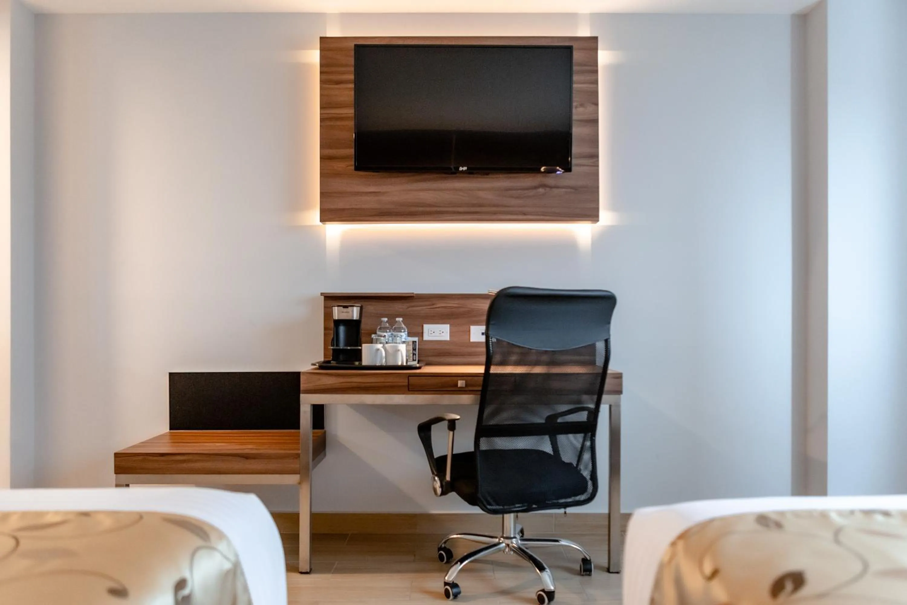 Seating area, Bed in Sleep Inn Tijuana