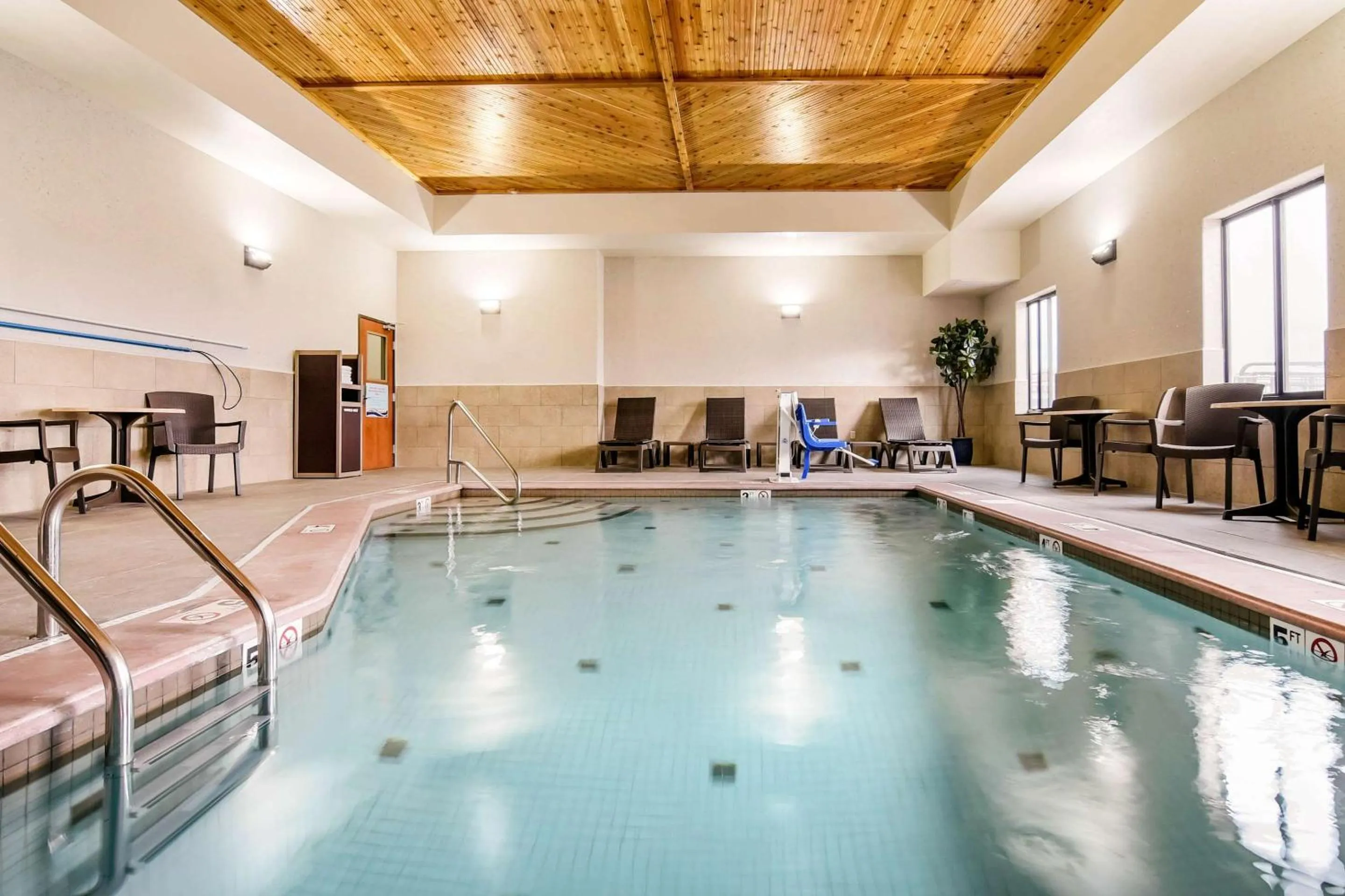 Swimming pool in Comfort Inn & Suites - Independence
