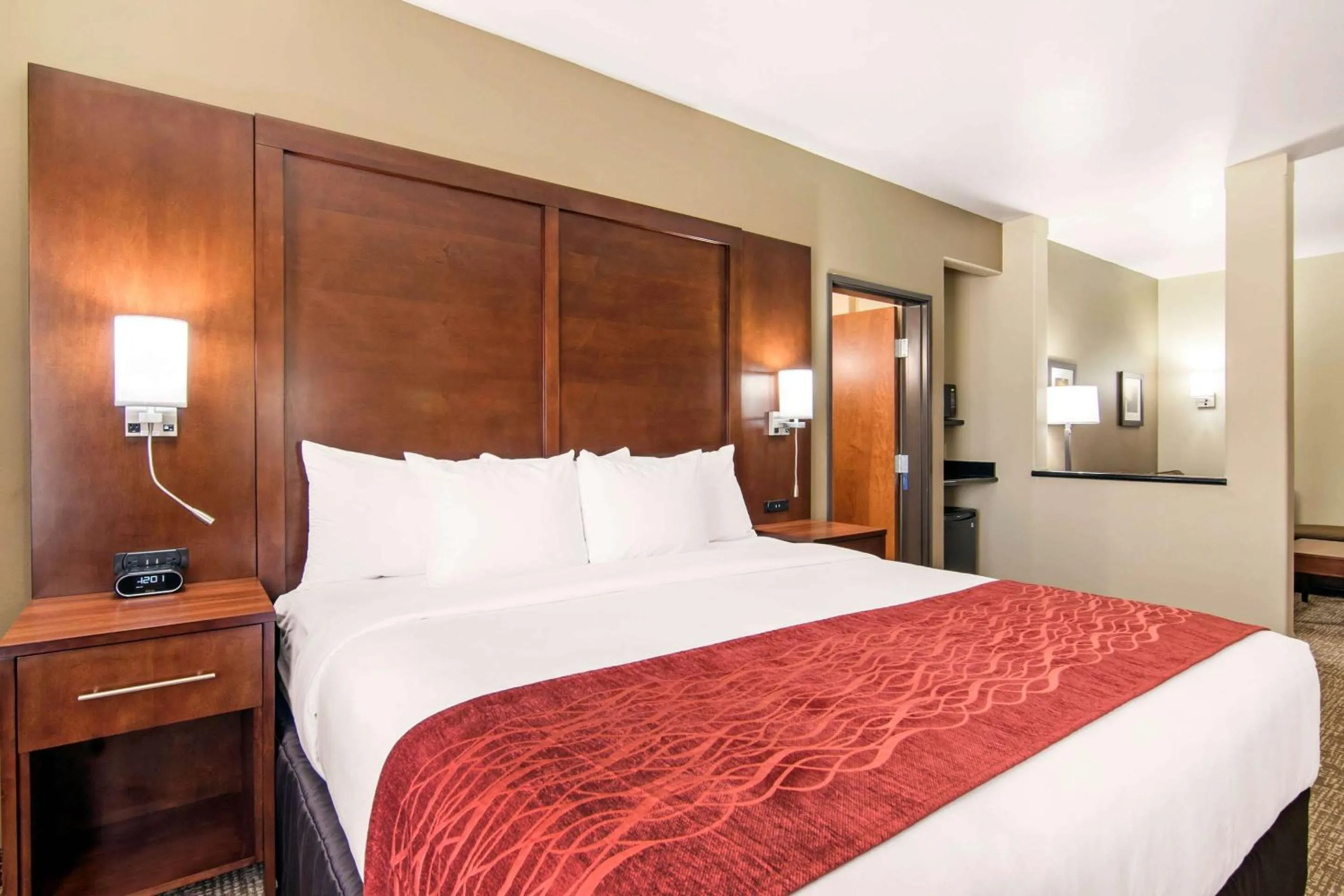 Bedroom, Bed in Comfort Inn & Suites - Independence