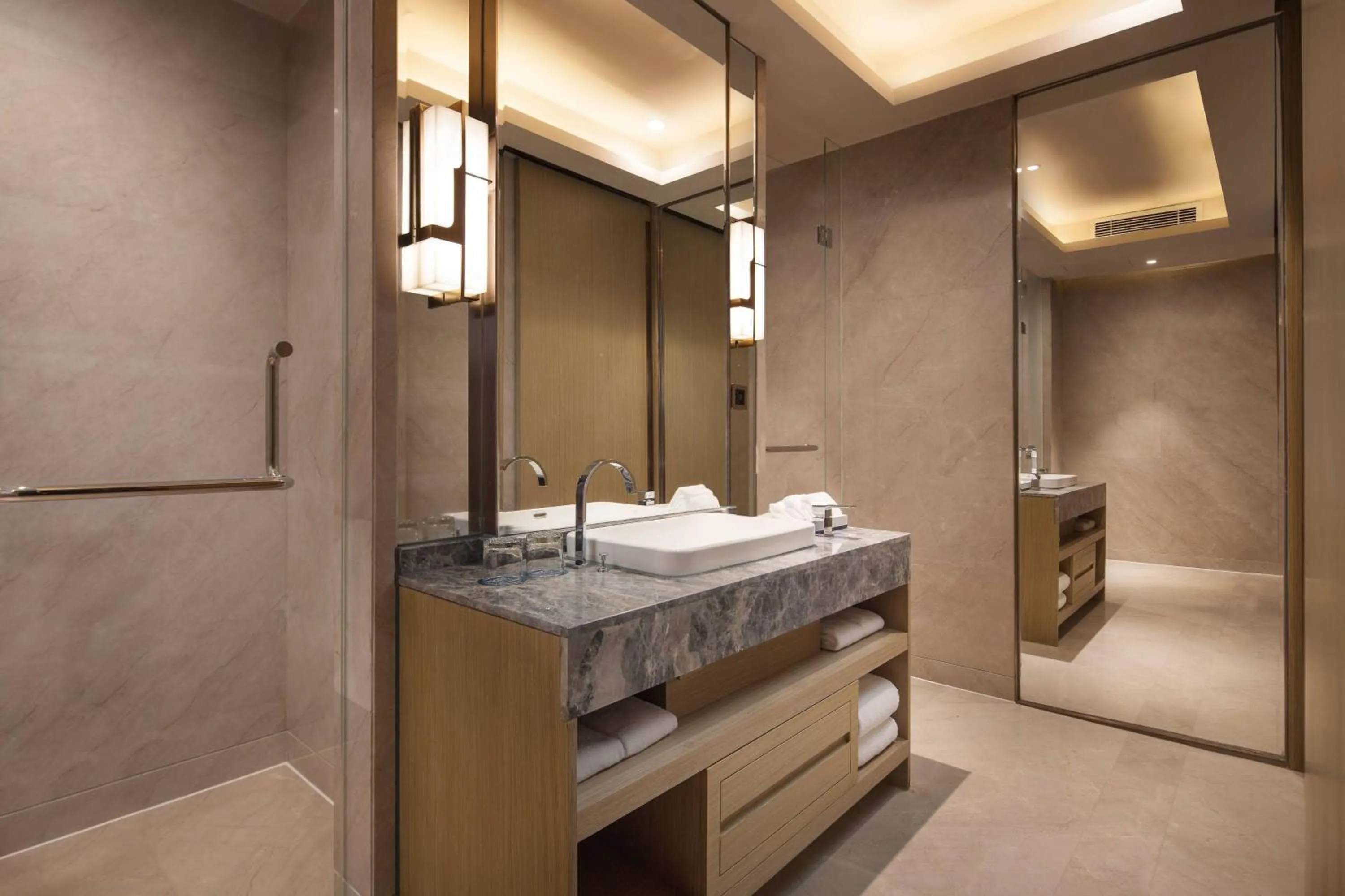 Bathroom, Bed in Four Points by Sheraton Hefei, Baohe
