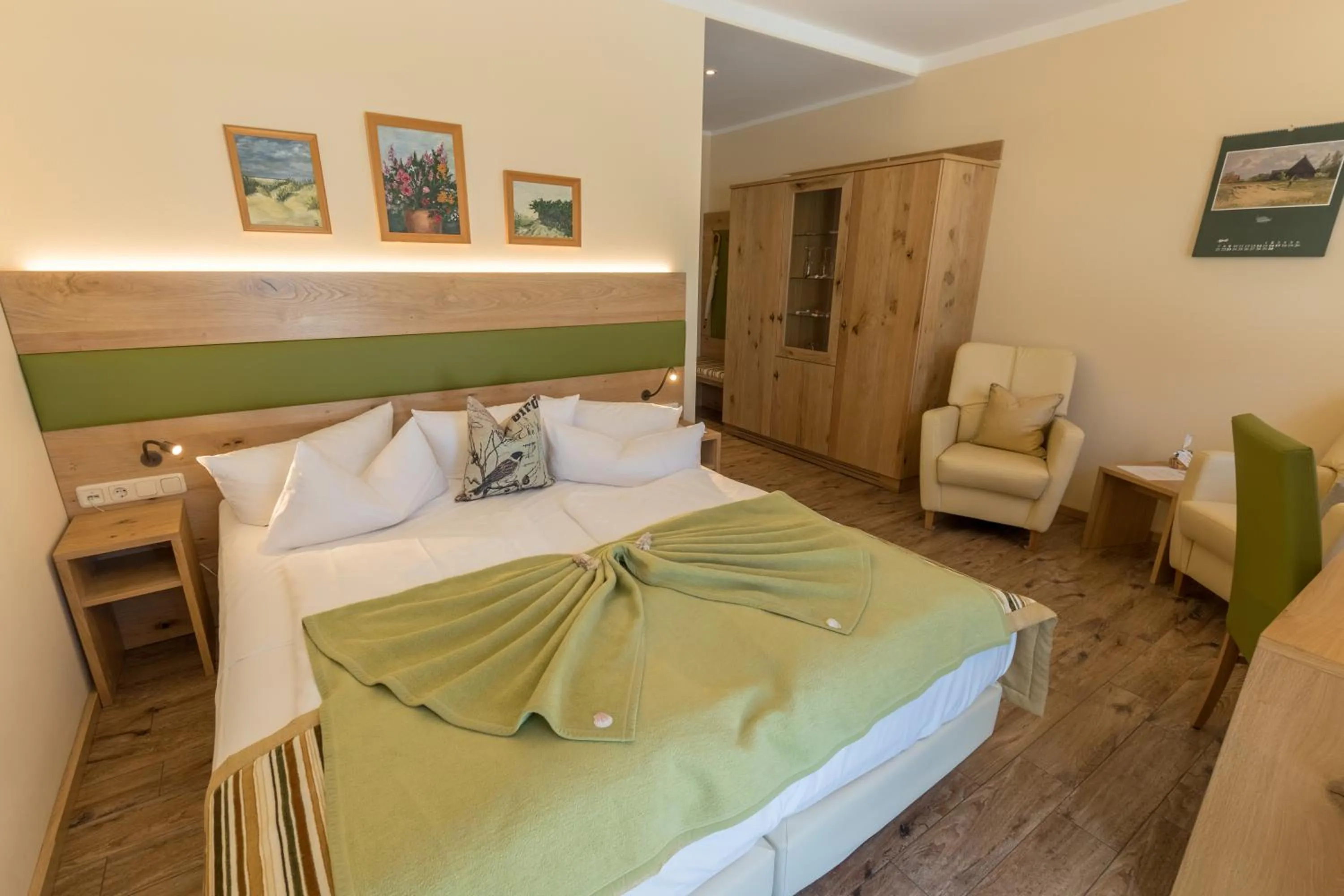 Bathroom, Bed in Romantik Hotel Fischerwiege