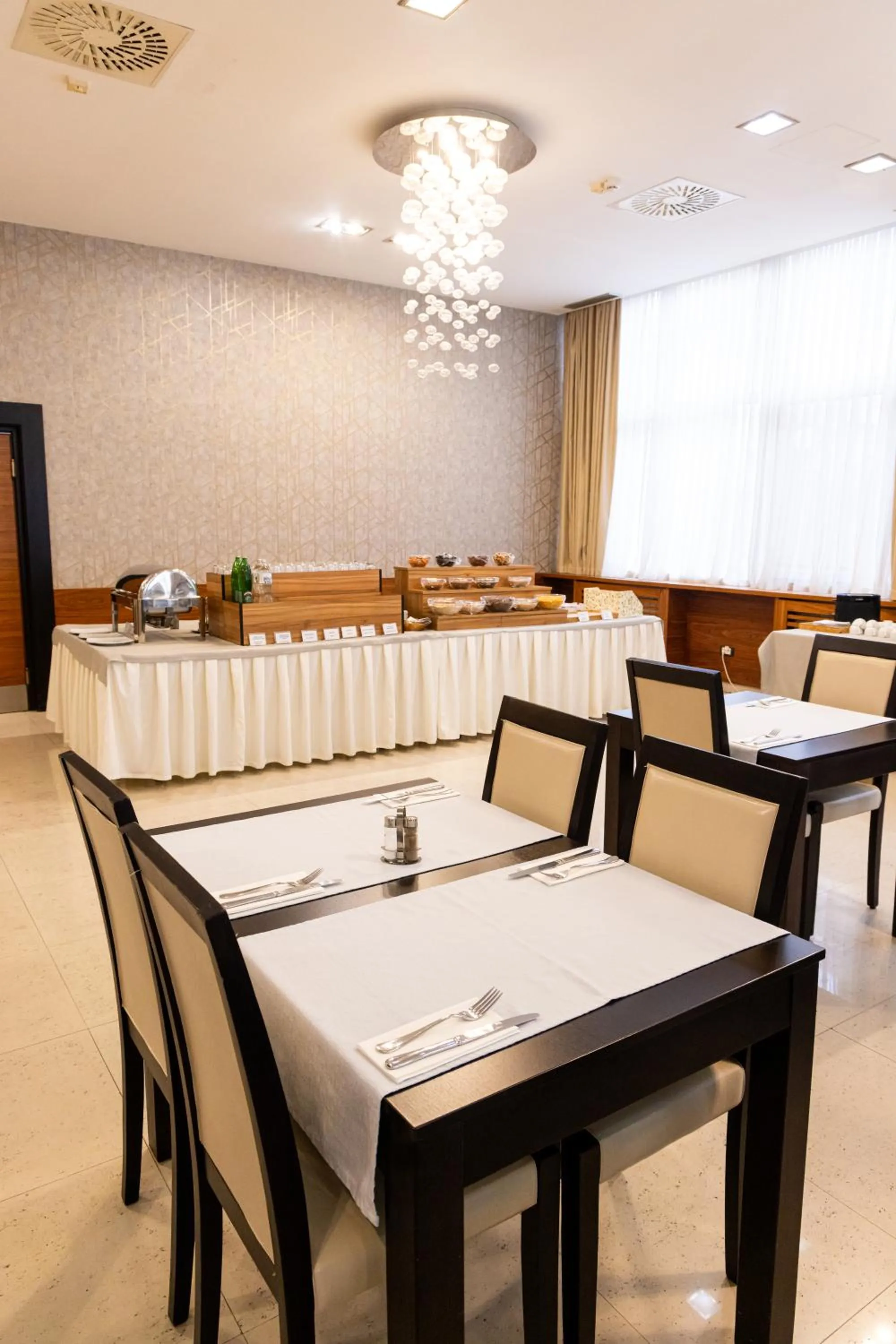 Restaurant/places to eat in Garni Hotel Nevski