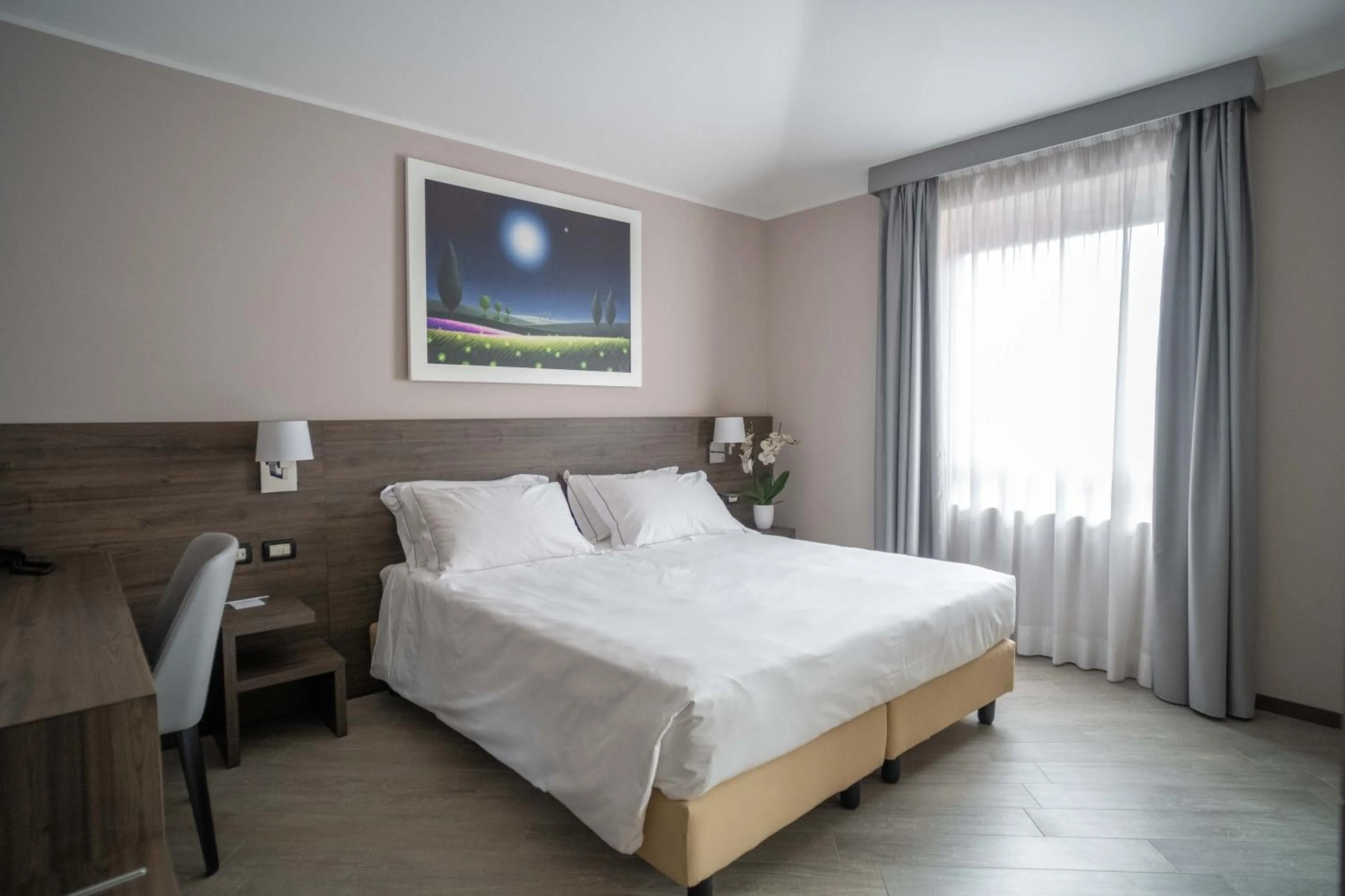 Shower, Bed in Hotel Guerro