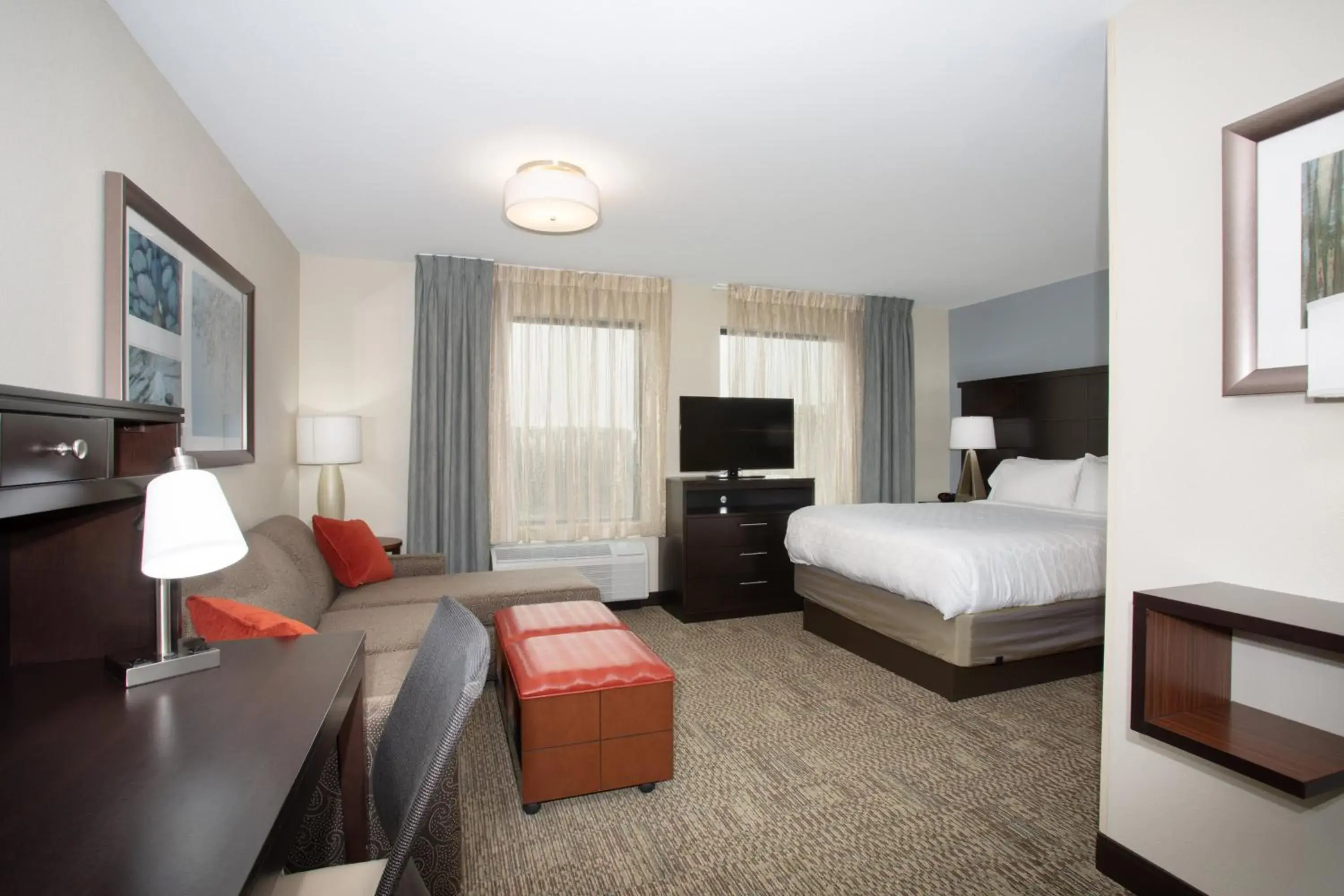 Two-Bedroom Suite with Mobility Accessible Tub in Staybridge Suites Denver South - Highlands Ranch by IHG Two-Bedroom Suite with Mobility Accessible Tub in Staybridge Suites Denver South - Highlands Ranch by IHG