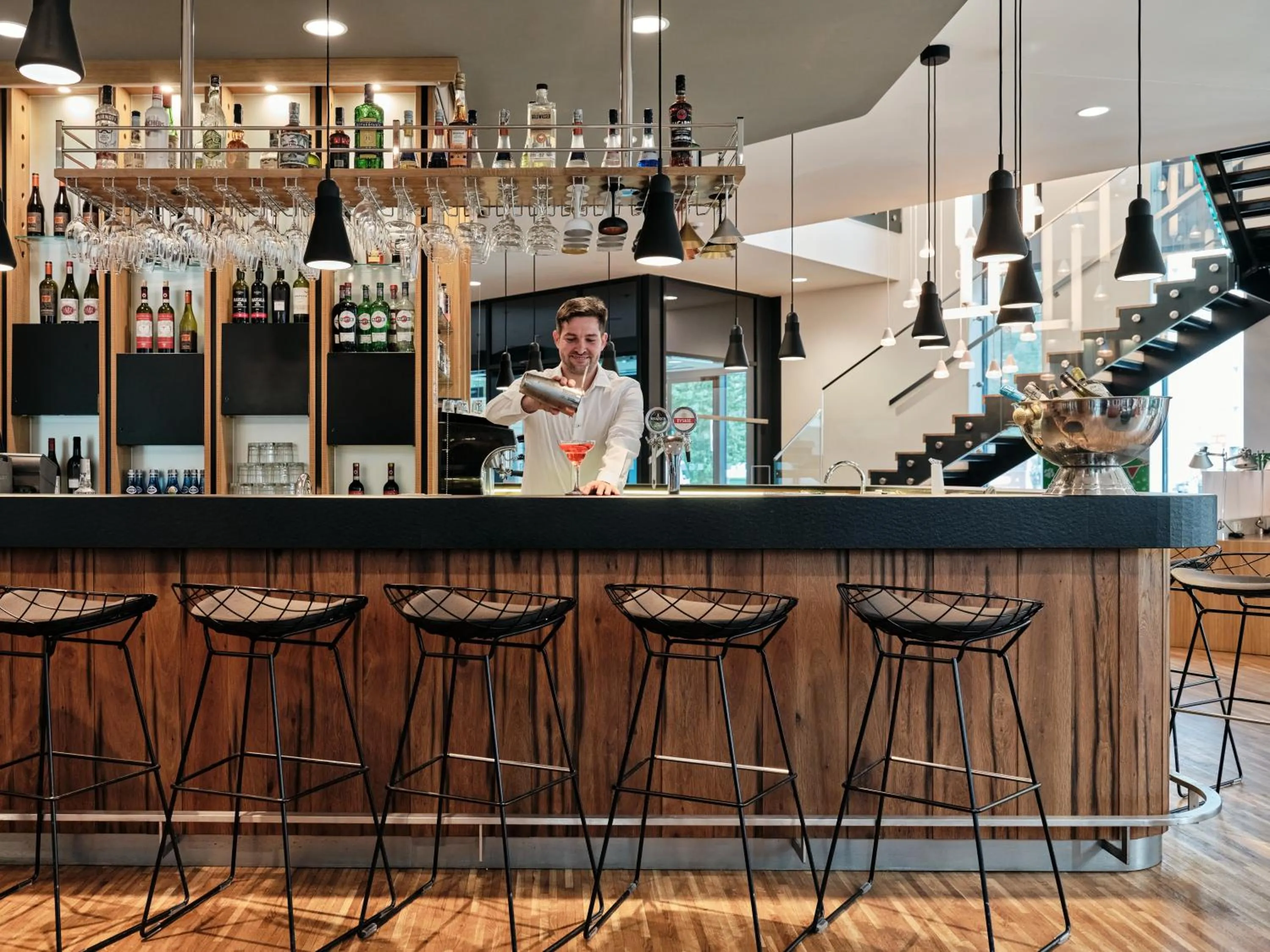 Lounge or bar in Holiday Inn - Warsaw City Centre by IHG