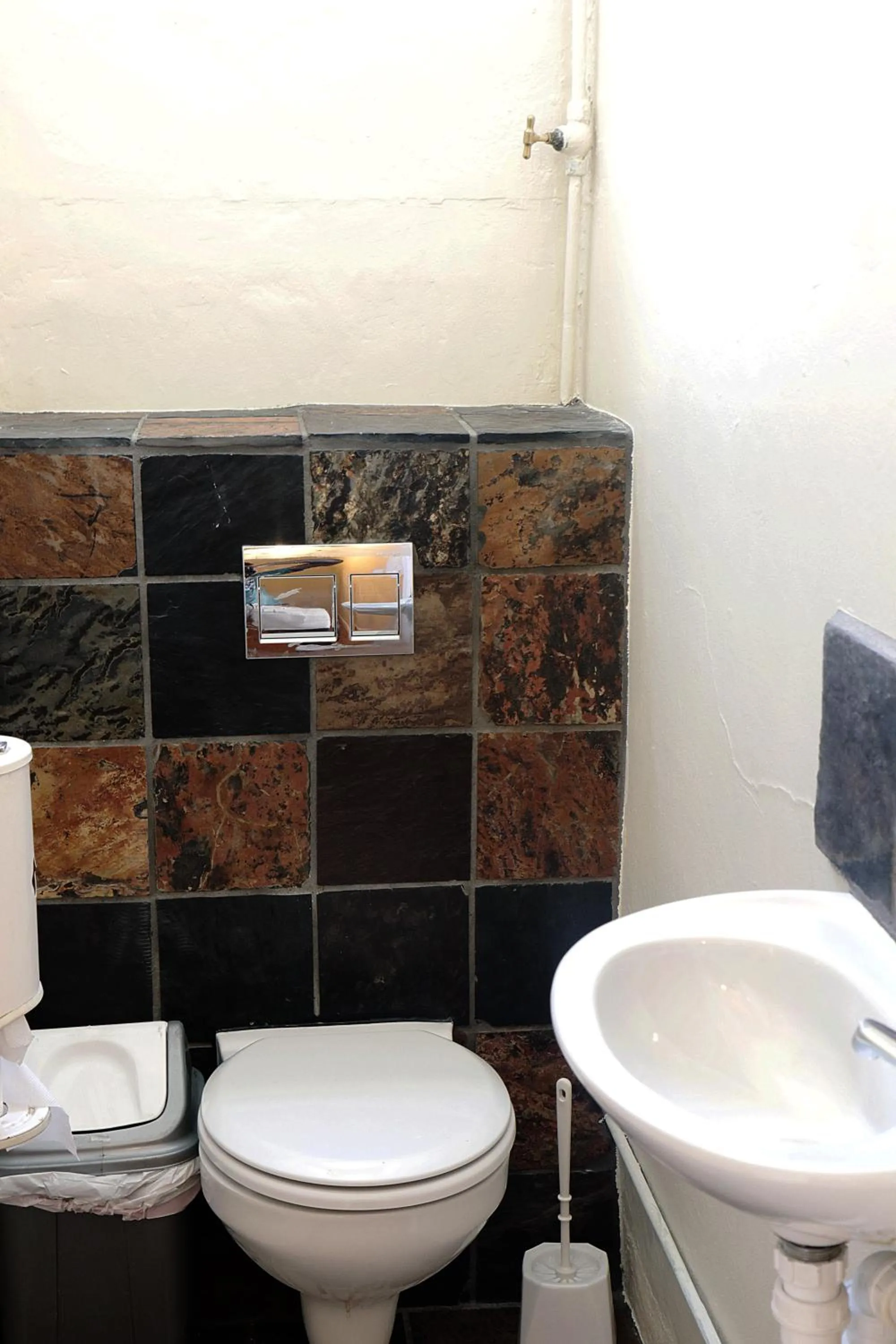 Toilet in Urban Hive Backpackers