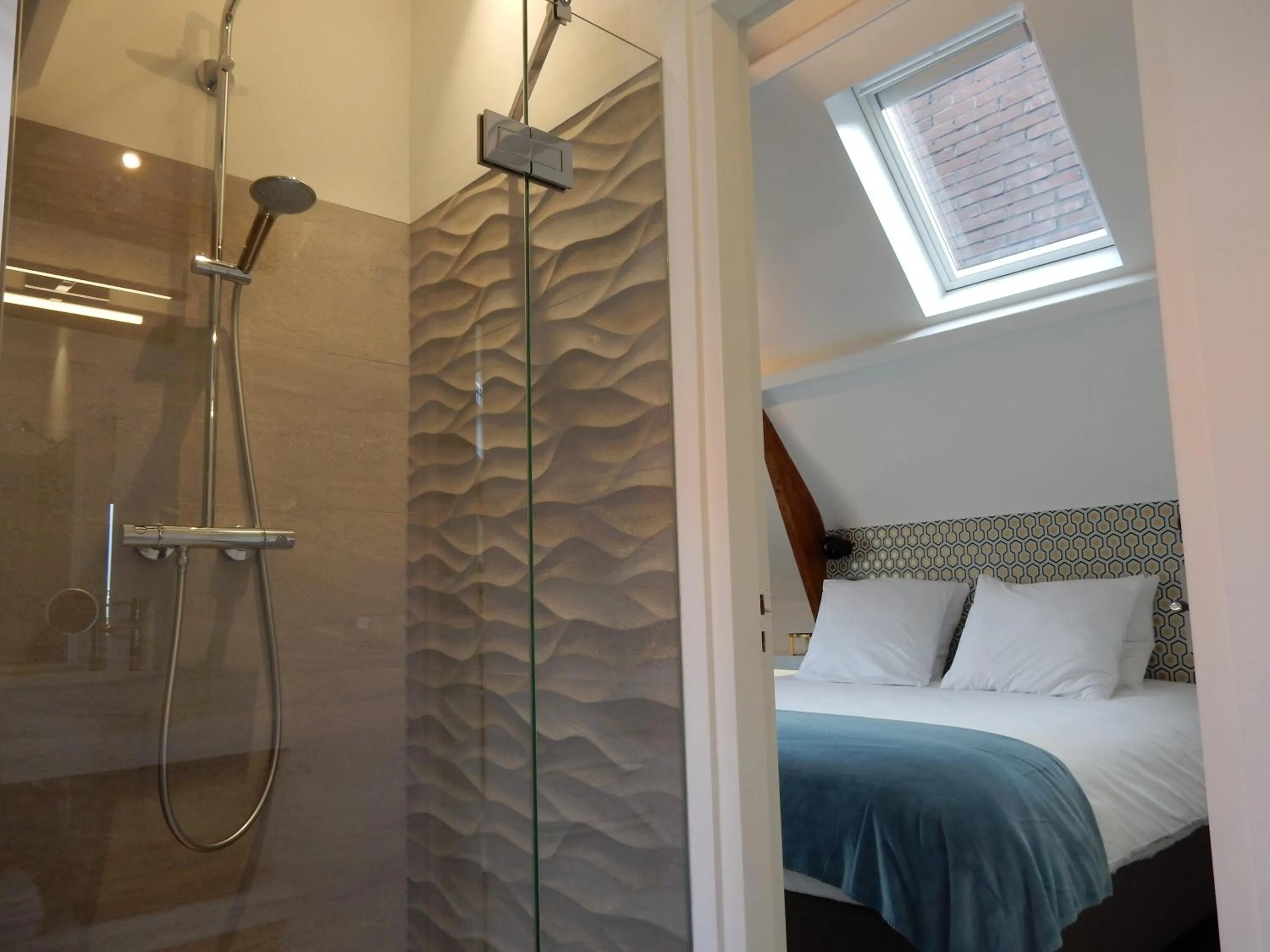 Shower, Bed in Boutique B&B Nassau