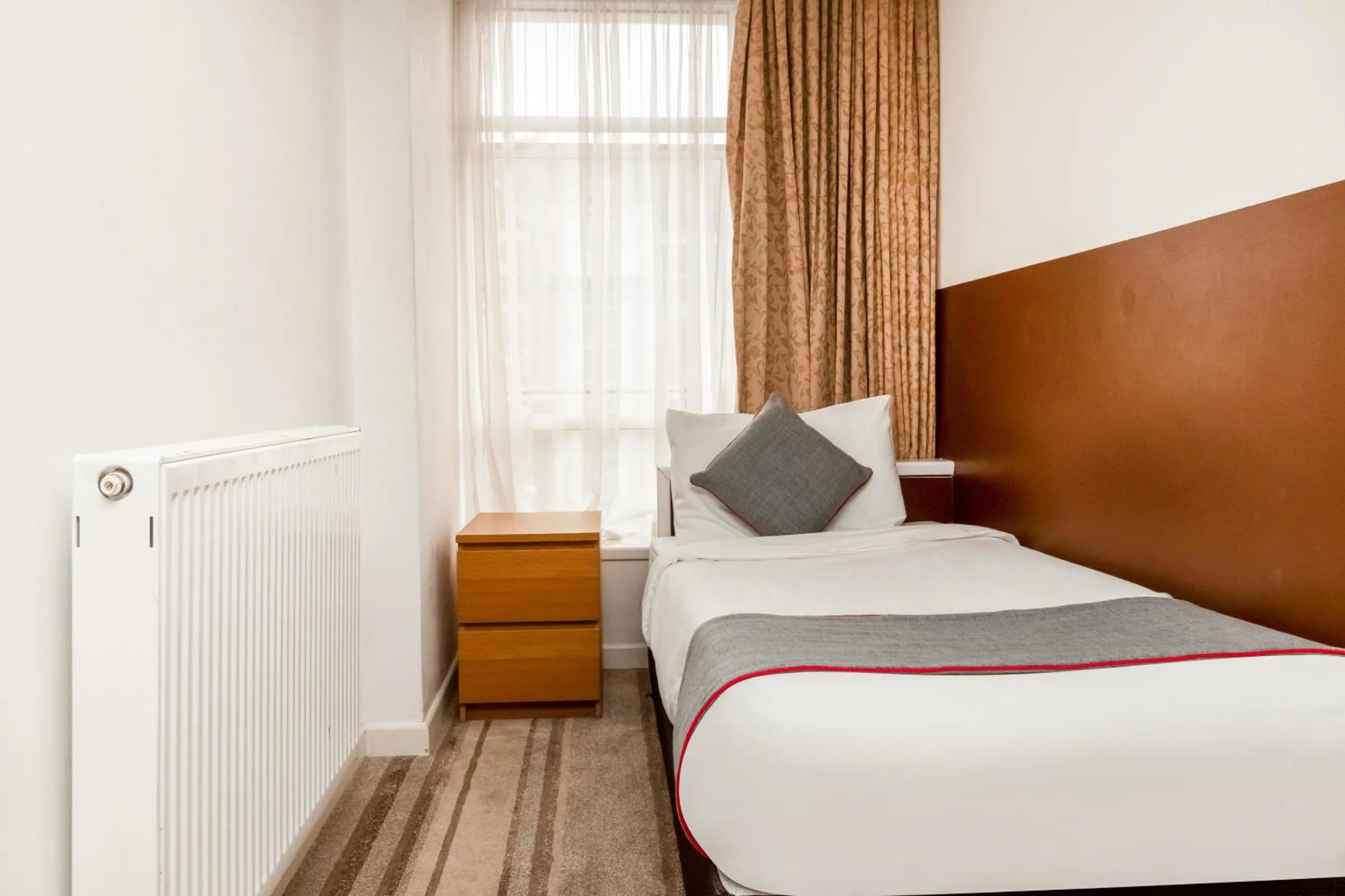 Bedroom, Bed in Cardiff Central Hotel By Belvilla