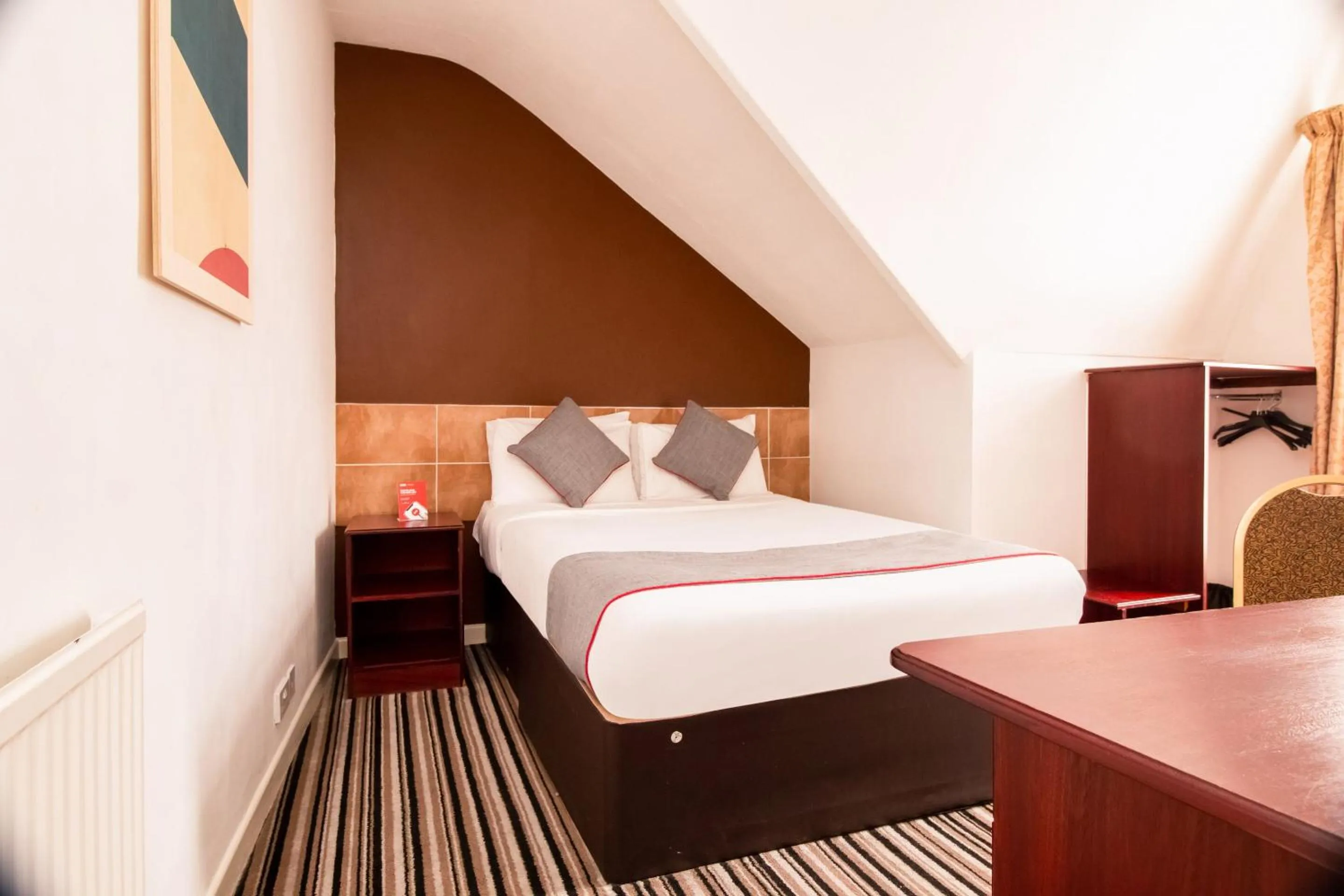 Bedroom, Bed in Cardiff Central Hotel By Belvilla