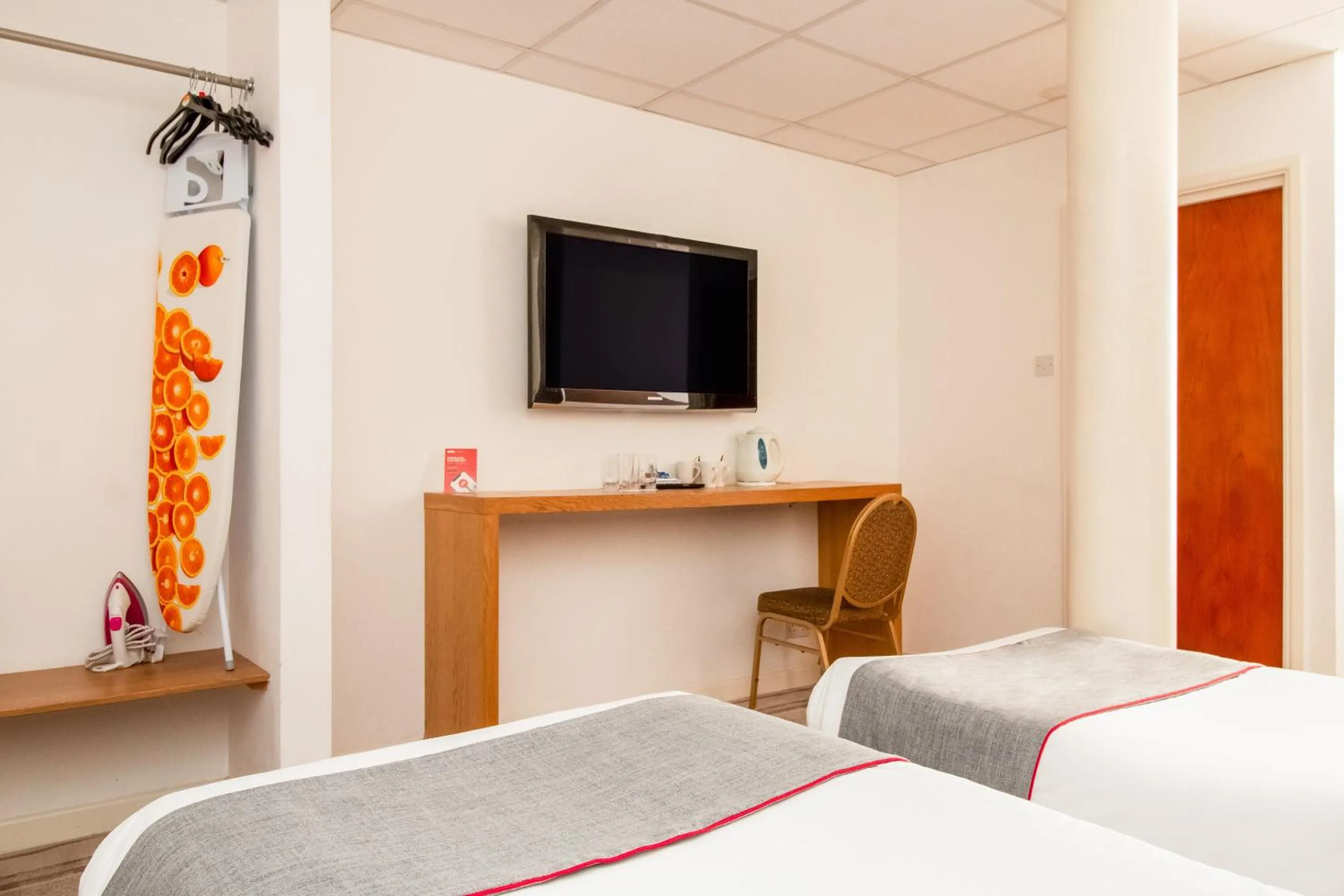 Bedroom, Bed in Cardiff Central Hotel By Belvilla